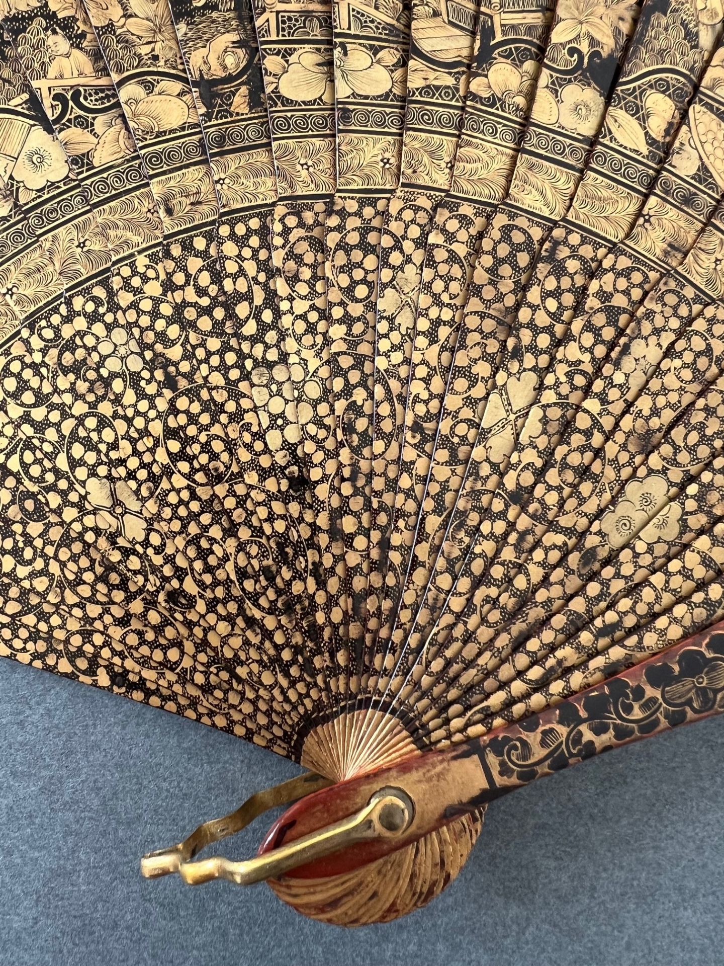 CHINESE EXPORT HIGHLY DECORATIVE FAN WITH LACQUERED DECORATION - Image 6 of 6