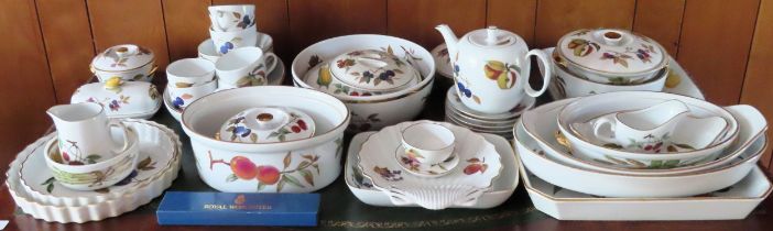 Large quantity of Royal Worcester Evesham dinnerware etc All in used condition, unchecked