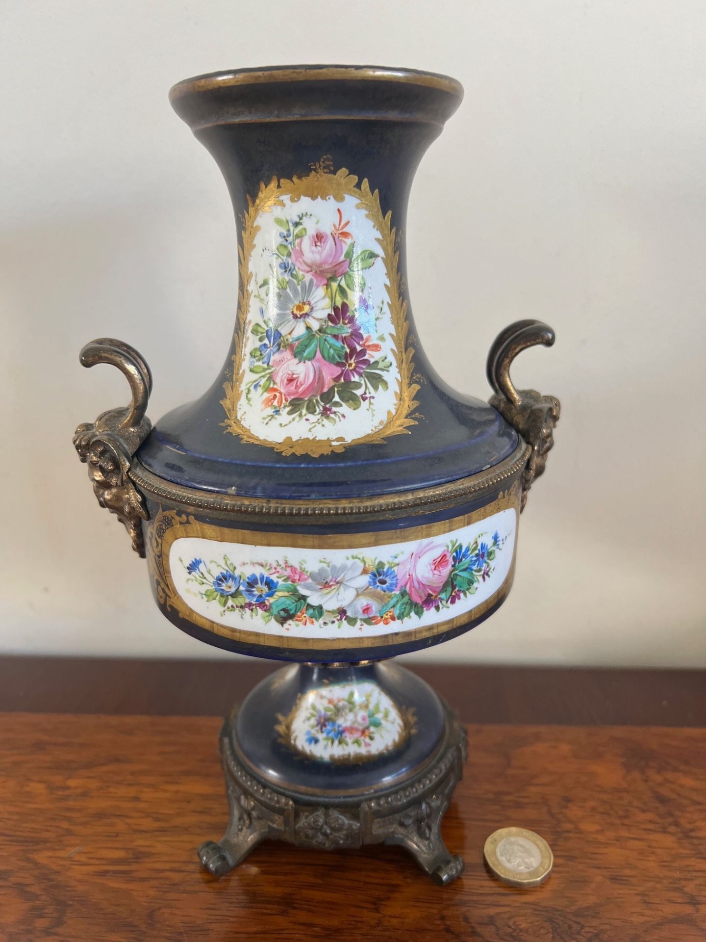 CONTINENTAL POTTERY VASE WITH ORMOLU MOUNTS DEPICTING LOUIS XVI OF FRANCE, HAND DECORATED PANELS - Image 4 of 6