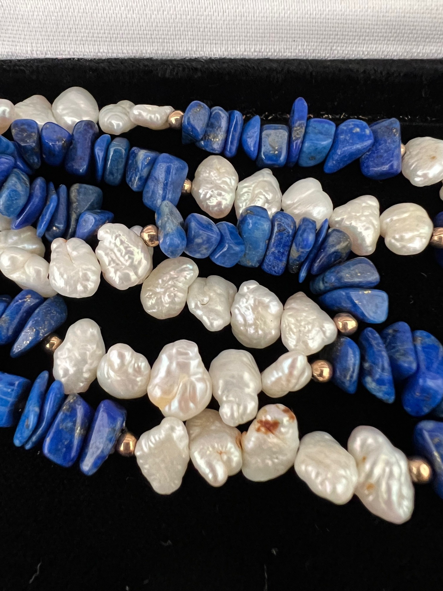 BOXED NECKLACE COMPRISING FRESH WATER PEARLS AND LAPIS LAZULI, LENGTH APPROX 42cm - Image 3 of 3