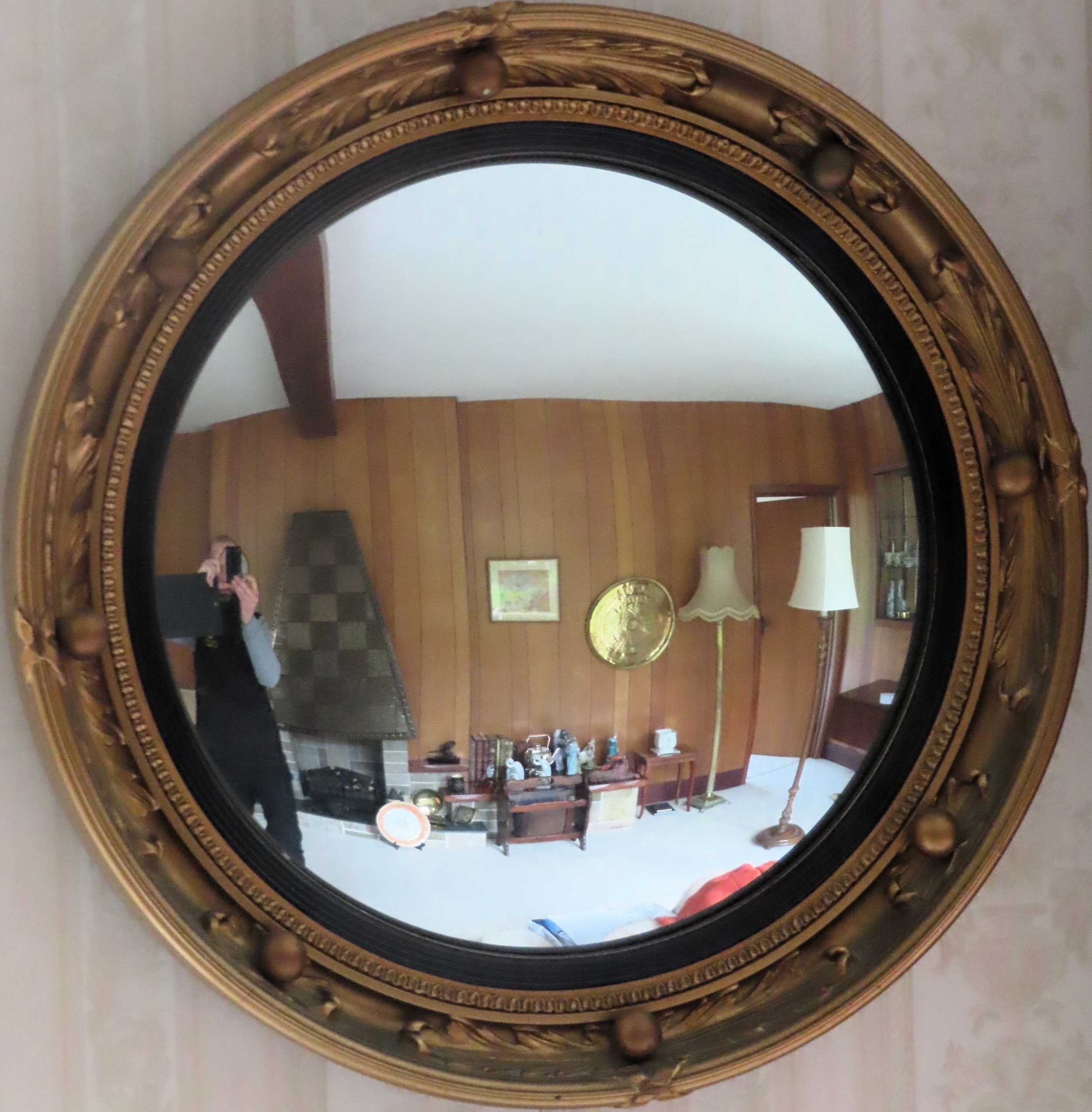 20th century gilded circular convex wall mirror. Approx. 47cms Diameter reasonable used condition