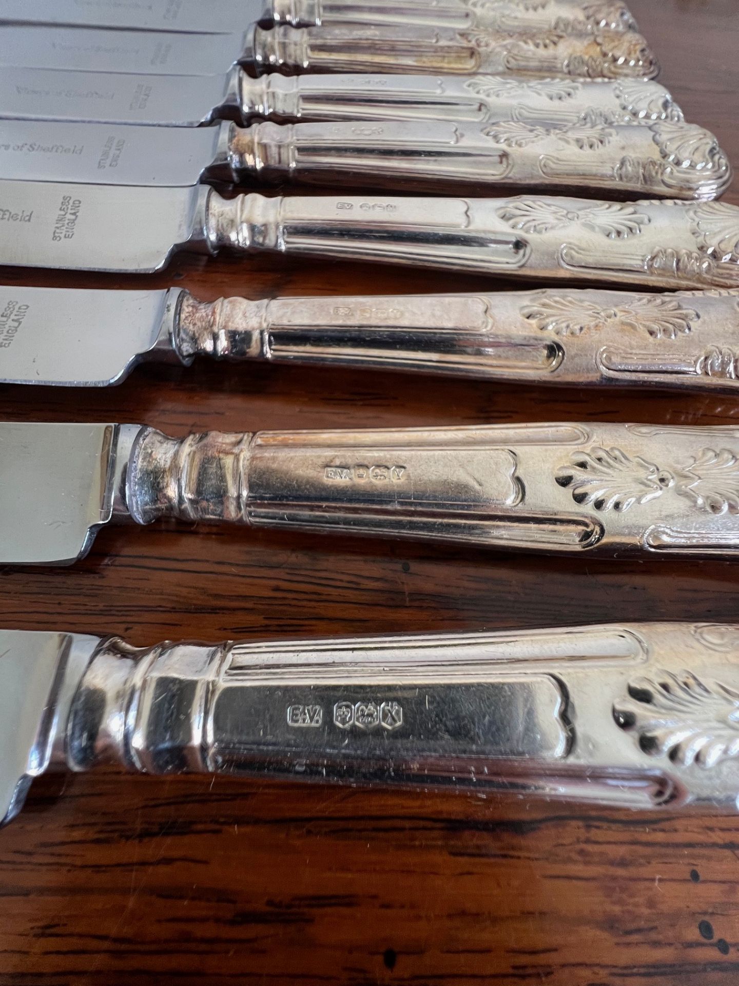 TWELVE VYNERS SECOND-COURSE KNIVES HAVING SILVER HANDLES, SHEFFIELD, 1965 - Image 2 of 2