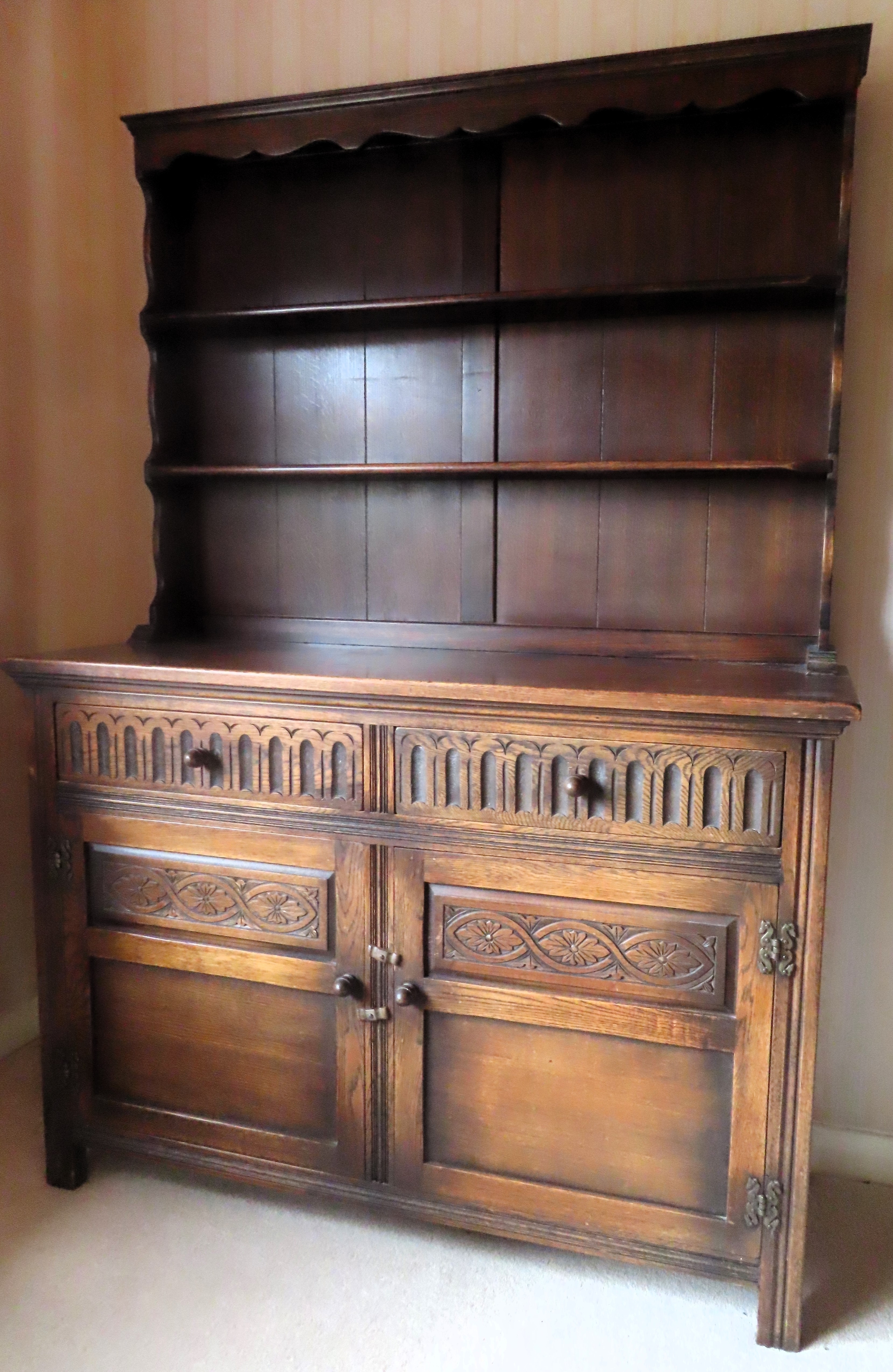 Early 20th century linenfold fronted oak kitchen dresser with plate rack. Approx. 173 x 122 x