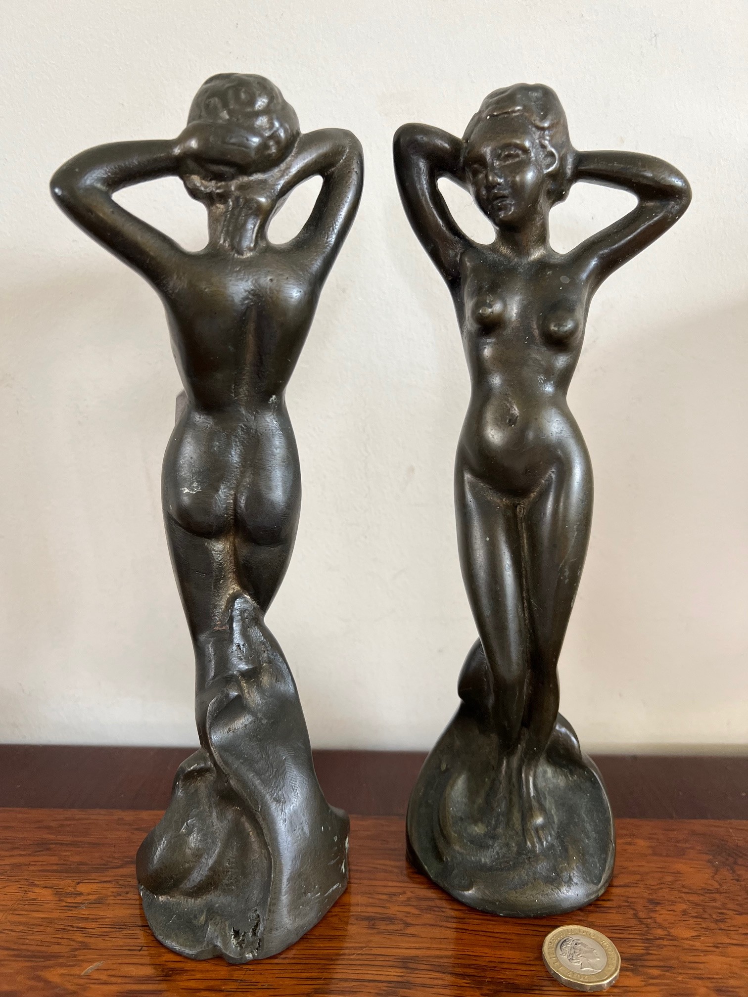 PAIR OF HEAVY SOLID CAST METAL FEMALE FIGURES (NON MAGNETIC), APPROX 25cm HIGH - Image 4 of 4