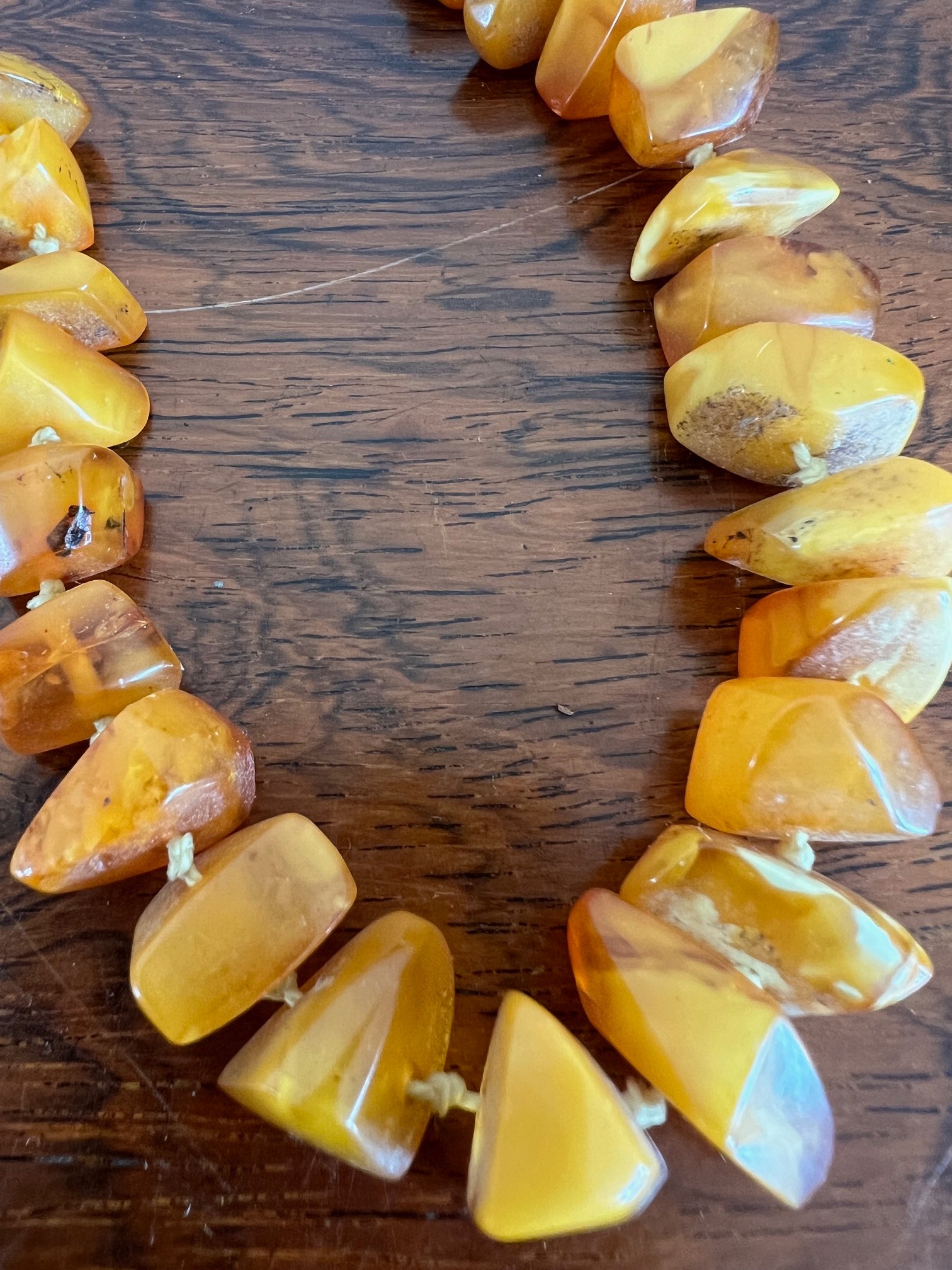 STRING OF OPAQUE AND CLEAR AMBER PIECES TO FORM A NECKLACE, INDIVIDUAL KNOTTED, APPROX 39cm - Image 5 of 6