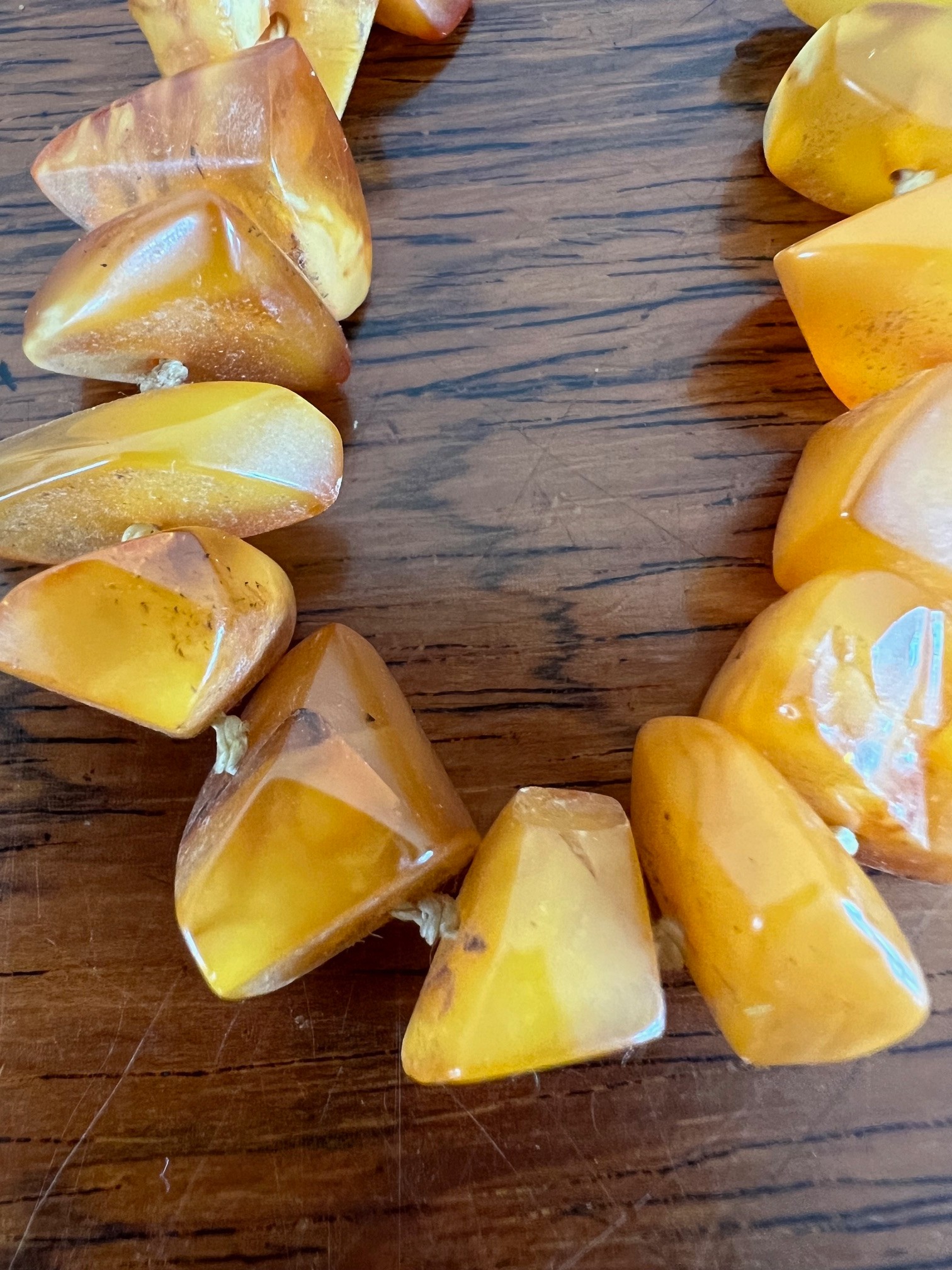 STRING OF OPAQUE AND CLEAR AMBER PIECES TO FORM A NECKLACE, INDIVIDUAL KNOTTED, APPROX 39cm - Image 6 of 6