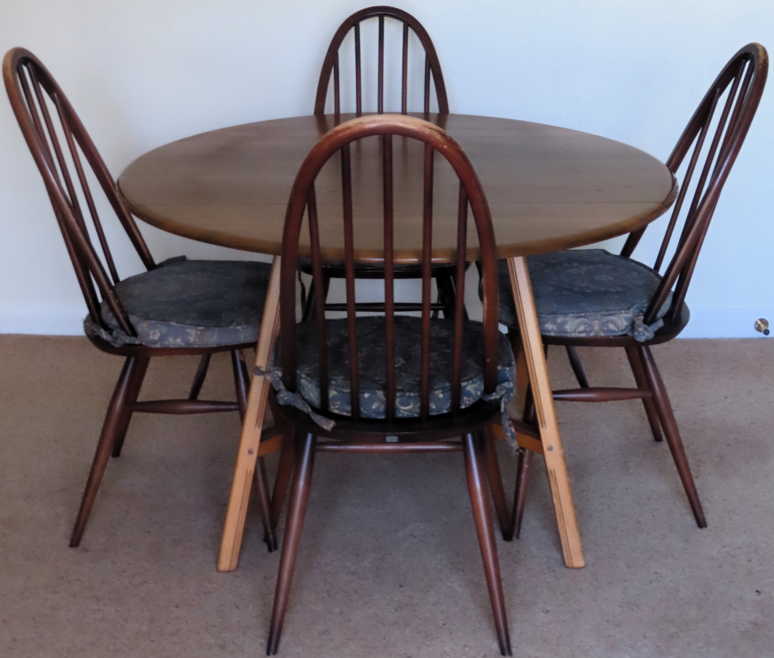 Ercol mid 20th century oak drop leaf dining table with four stick back chairs. Tbale Approx. 70 x