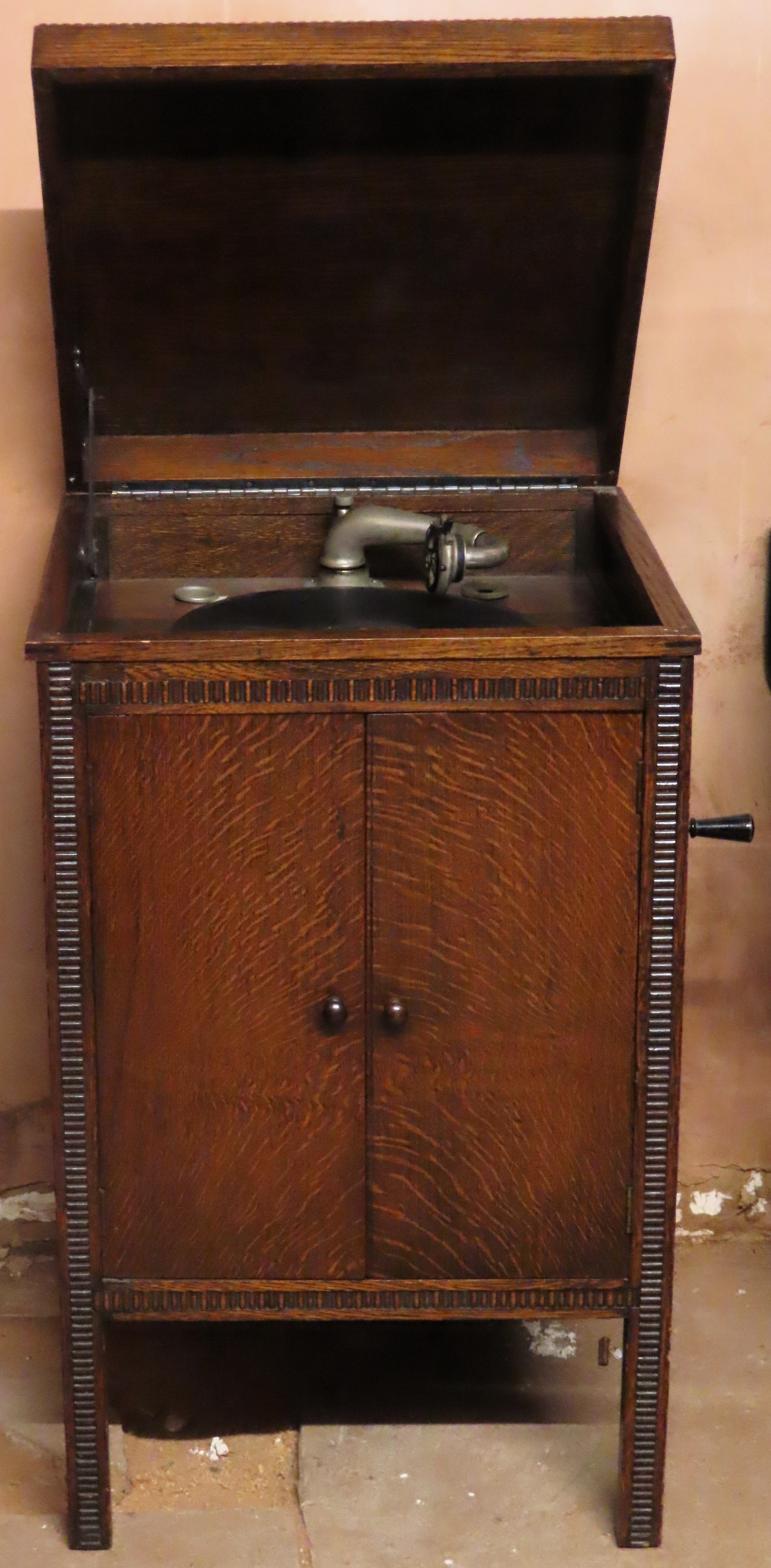 Early 20th century oak cased gramaphone. Approx. 82cm H x 69cm W x 49cm D Used condition, scuffs and