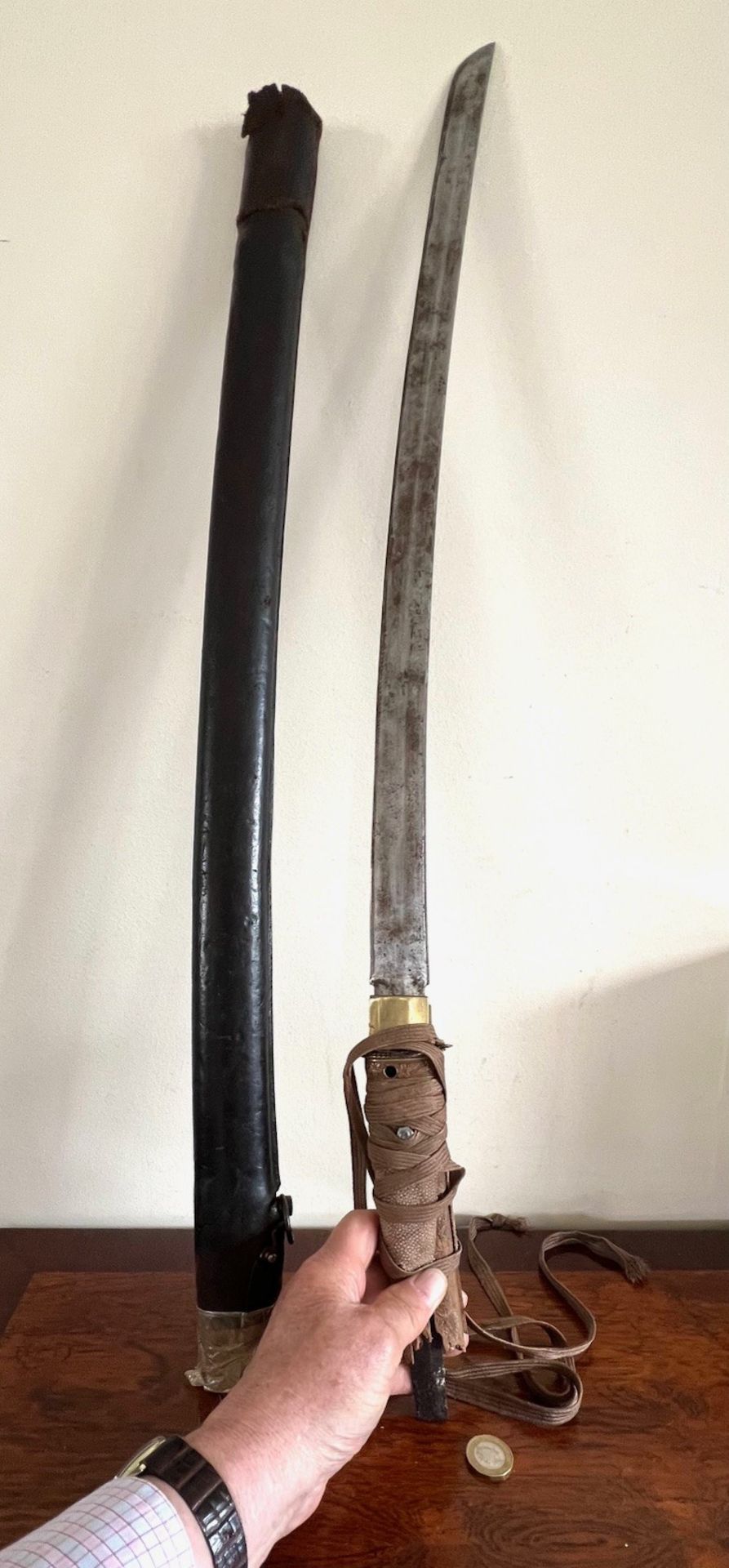 JAPANESE SWORD AND SCABBARD IN DISTRESSED CONDITION, BLADE LENGTH APPROX 60cm, TOTAL LENGTH APPROX
