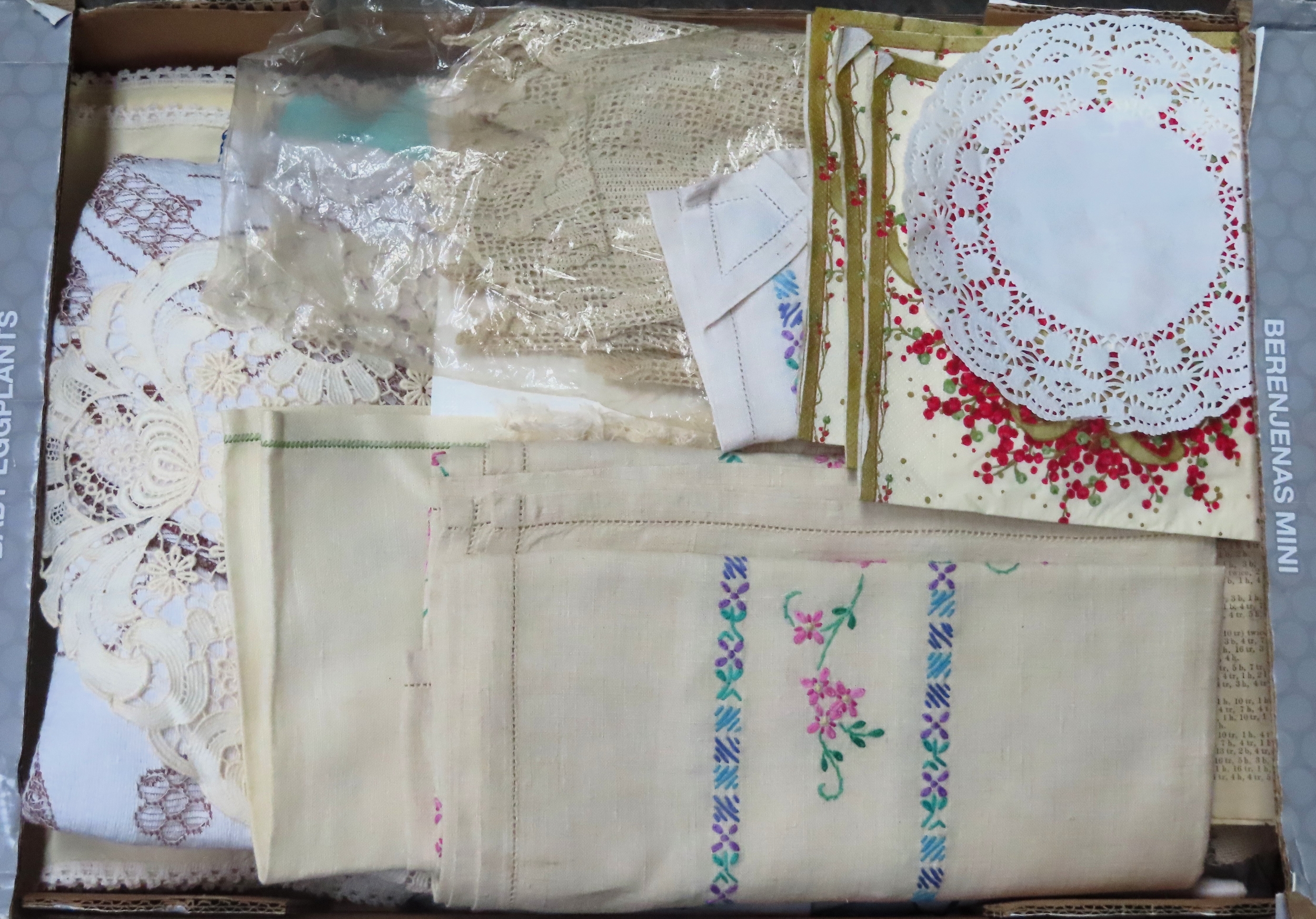 Box containing large quantity of various linens etc Used condition, unchecked