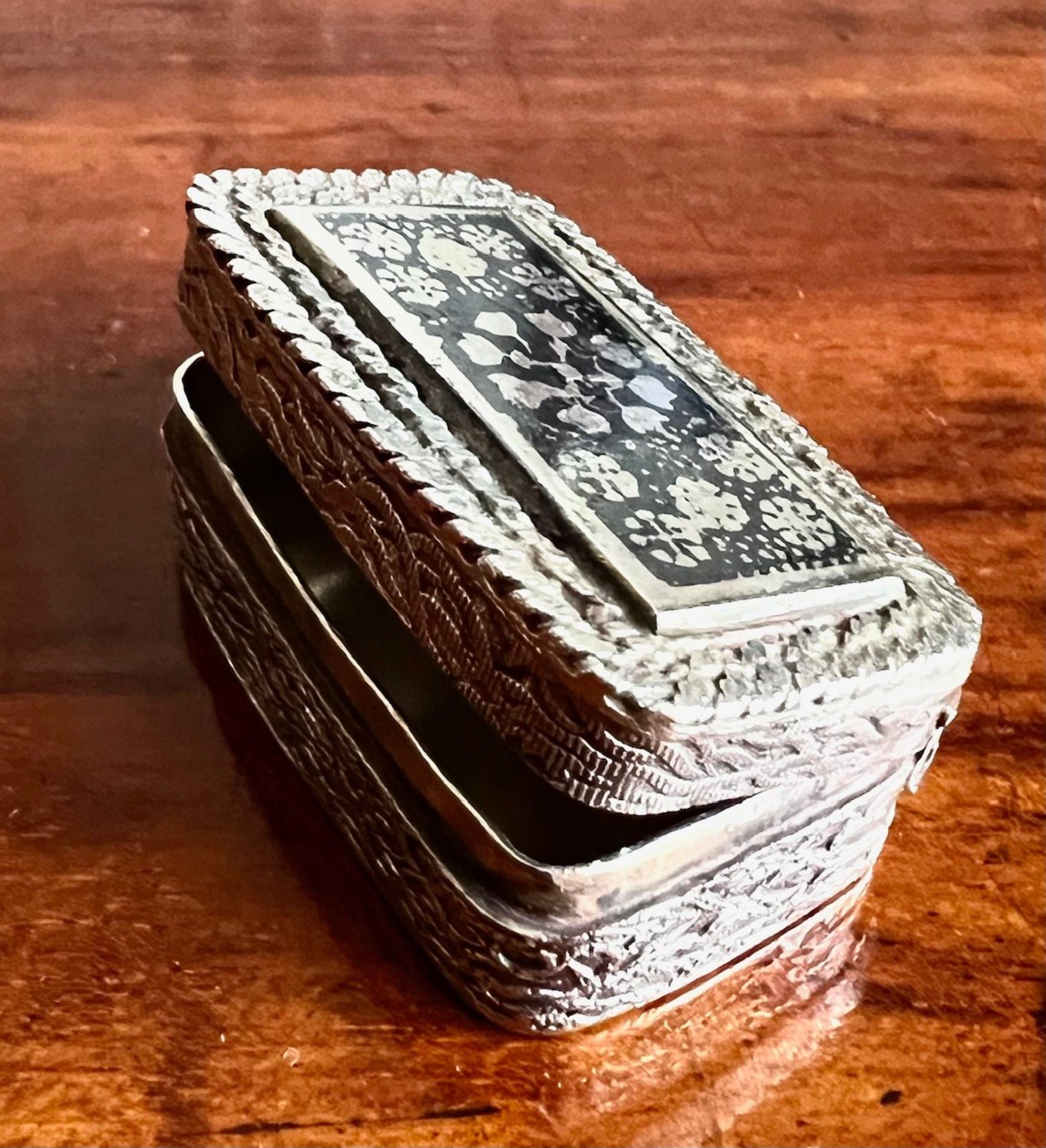 SMALL SILVER BOX INLAID WITH BLACK ENAMEL, STAMPED TO BASE 900 - Image 4 of 6