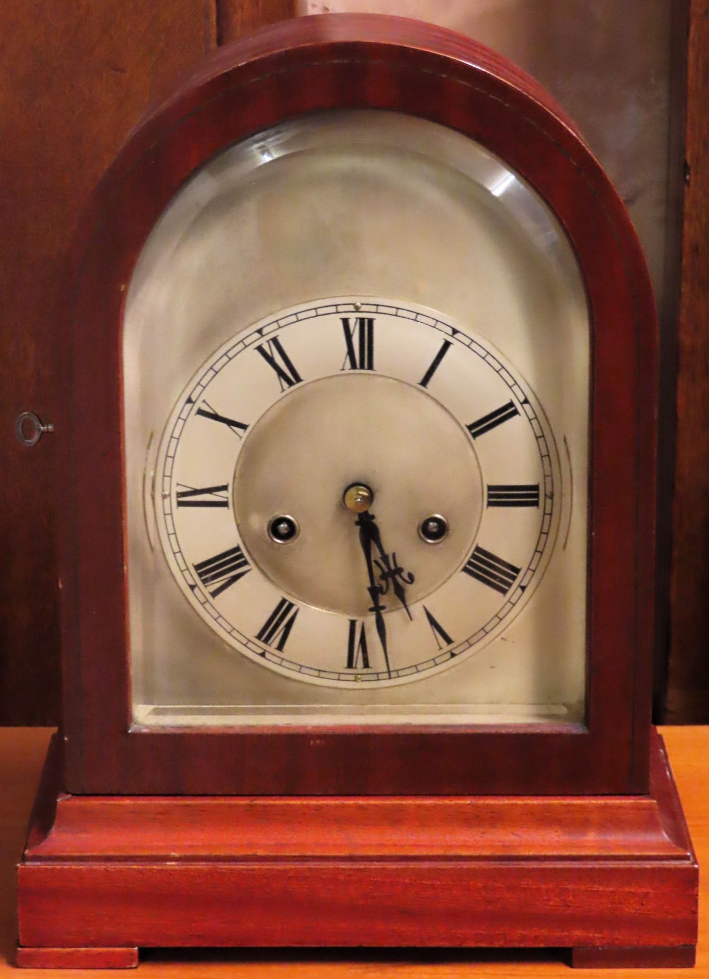 Early 20th century mahogany cased mantle clock with brass dial. Approx. 36cm H Used condition, not