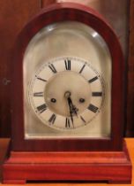 Early 20th century mahogany cased mantle clock with brass dial. Approx. 36cm H Used condition, not