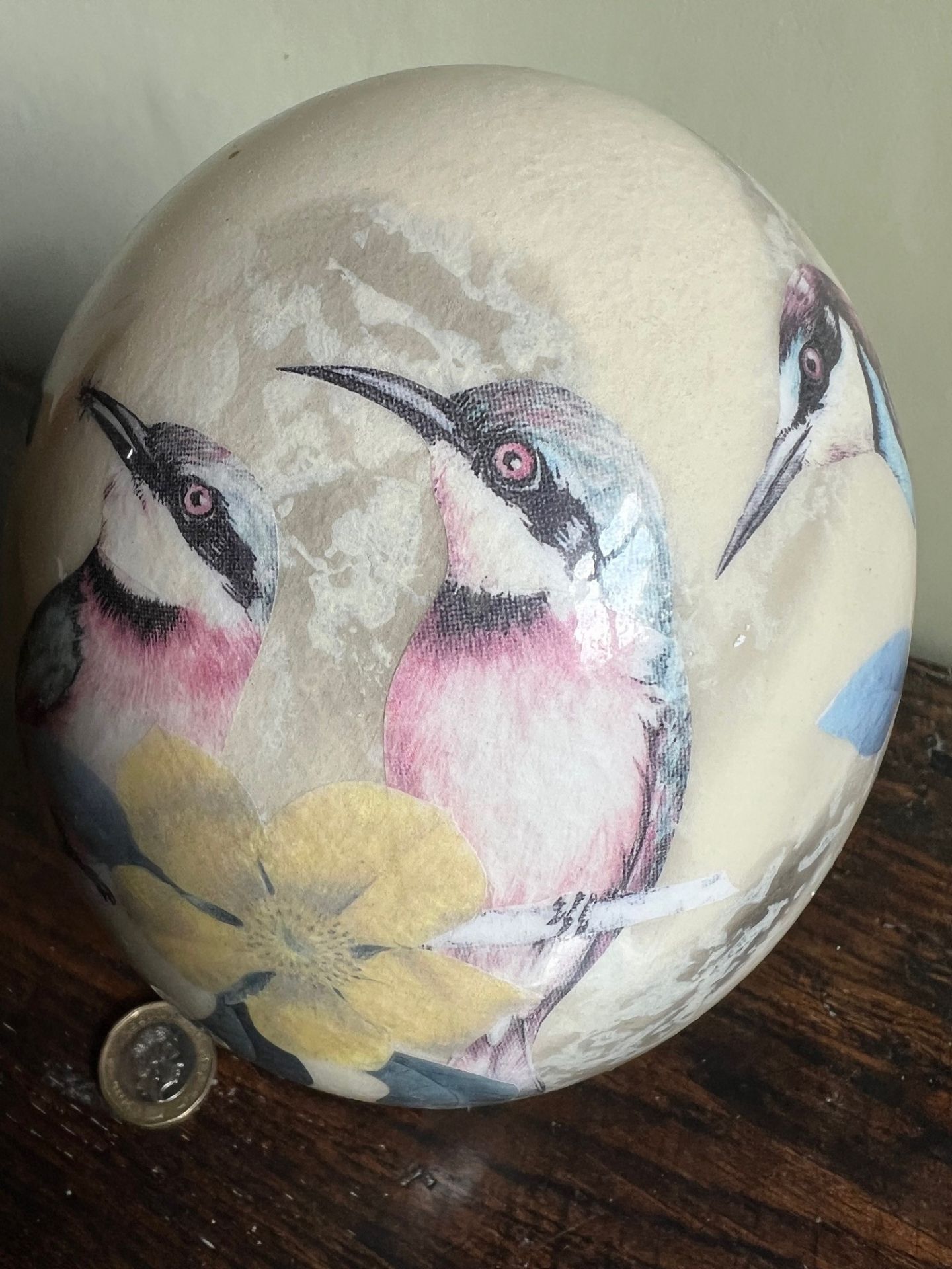 DECORATED OSTRICH EGG ON WOODEN STAND - Image 4 of 4