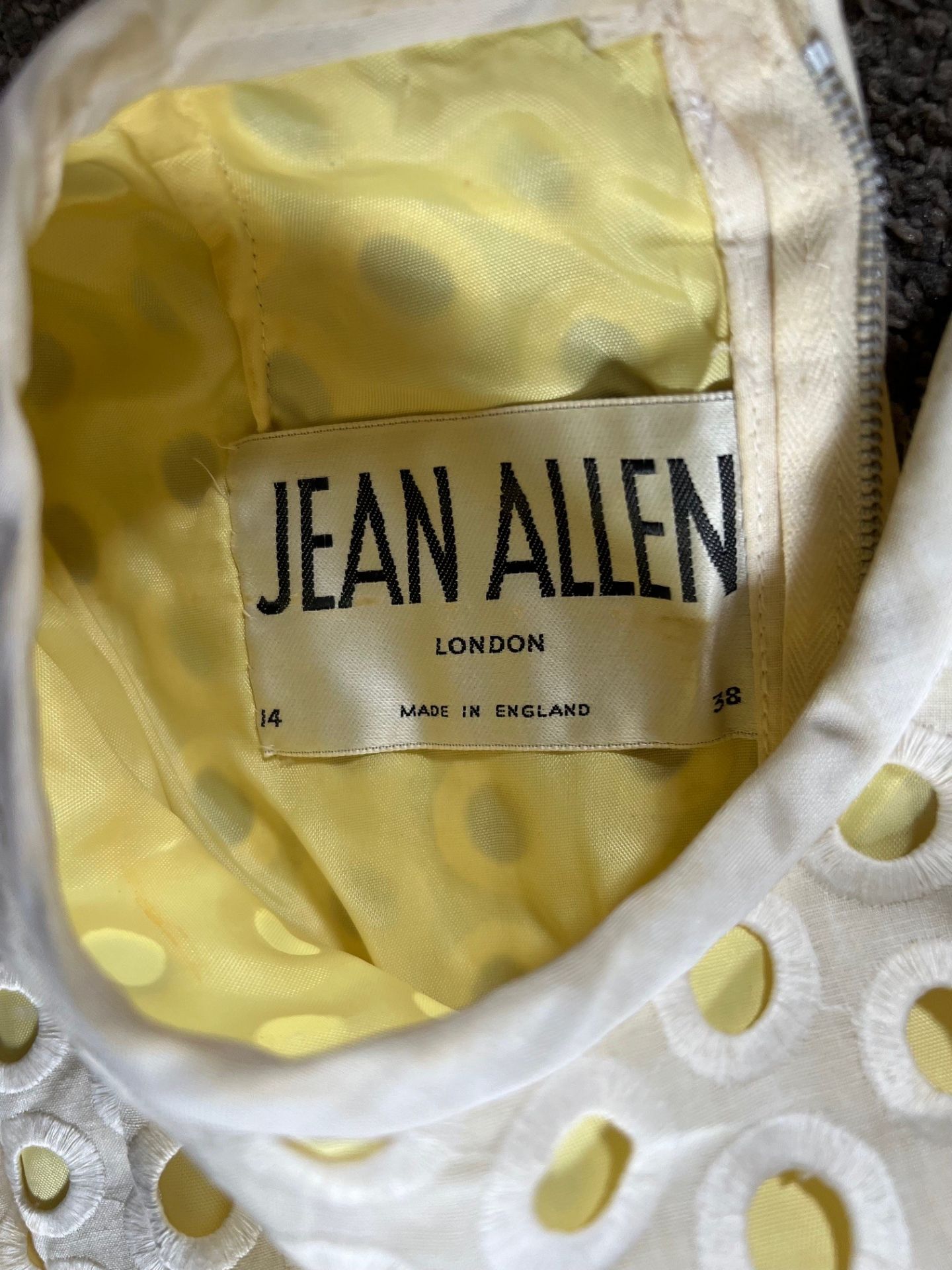 'JEAN ALLEN' 60s STYLE DRESS, WHITE BRODERIE ANGLAISE WITH YELLOW LINING, SIZE 14 - Image 2 of 2