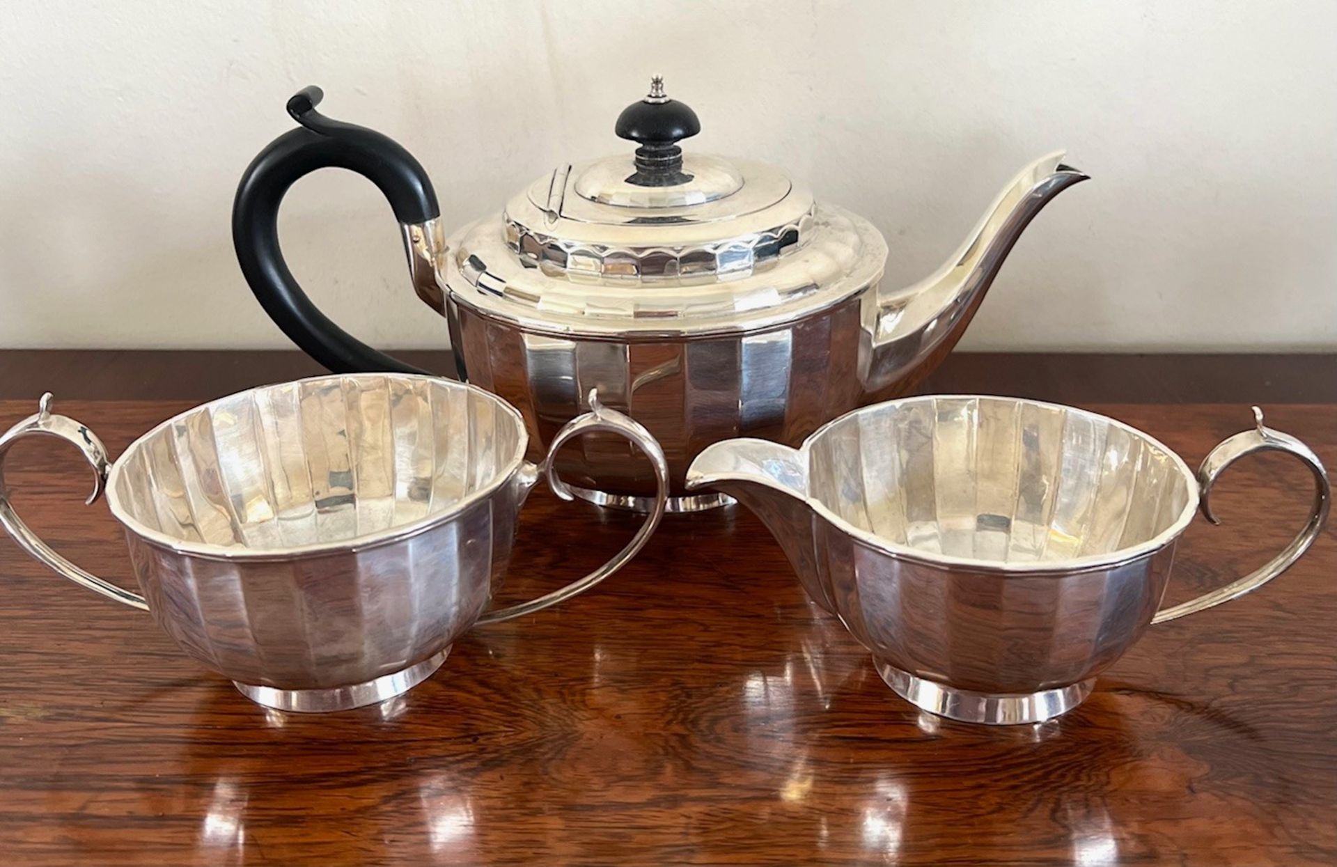 THREE PIECE SILVER TEA SET, 1928, CHESTER ASSAY, TOTAL WEIGHT APPROX 740g