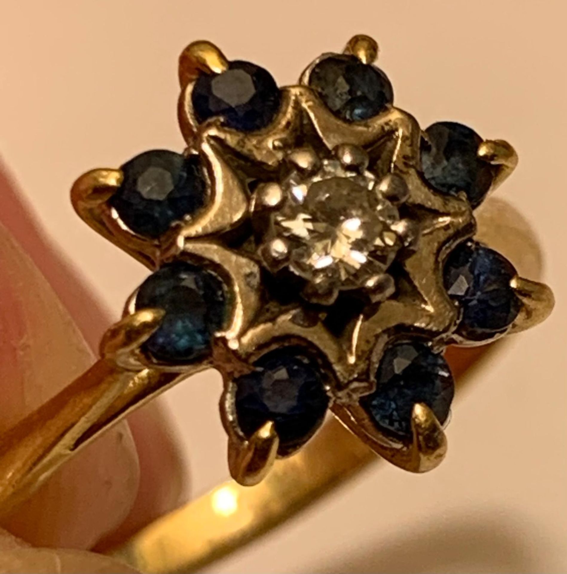 18ct GOLD RING SET WITH ONE APPROX 0.25ct DIAMOND AND EIGHT APPROX 0.7ct SAPPHIRES, TOTAL WEIGHT - Image 2 of 8