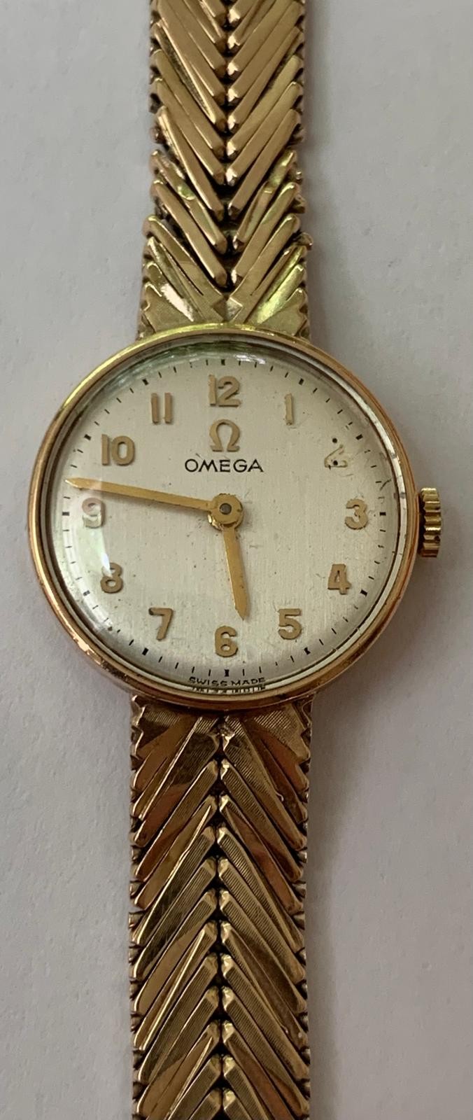 9ct GOLD OMEGA WATCH IN WORKING ORDER, APPROX 17.5cm FROM CLASP AND 17.5cm FROM LOCK, TOTAL WEIGHT