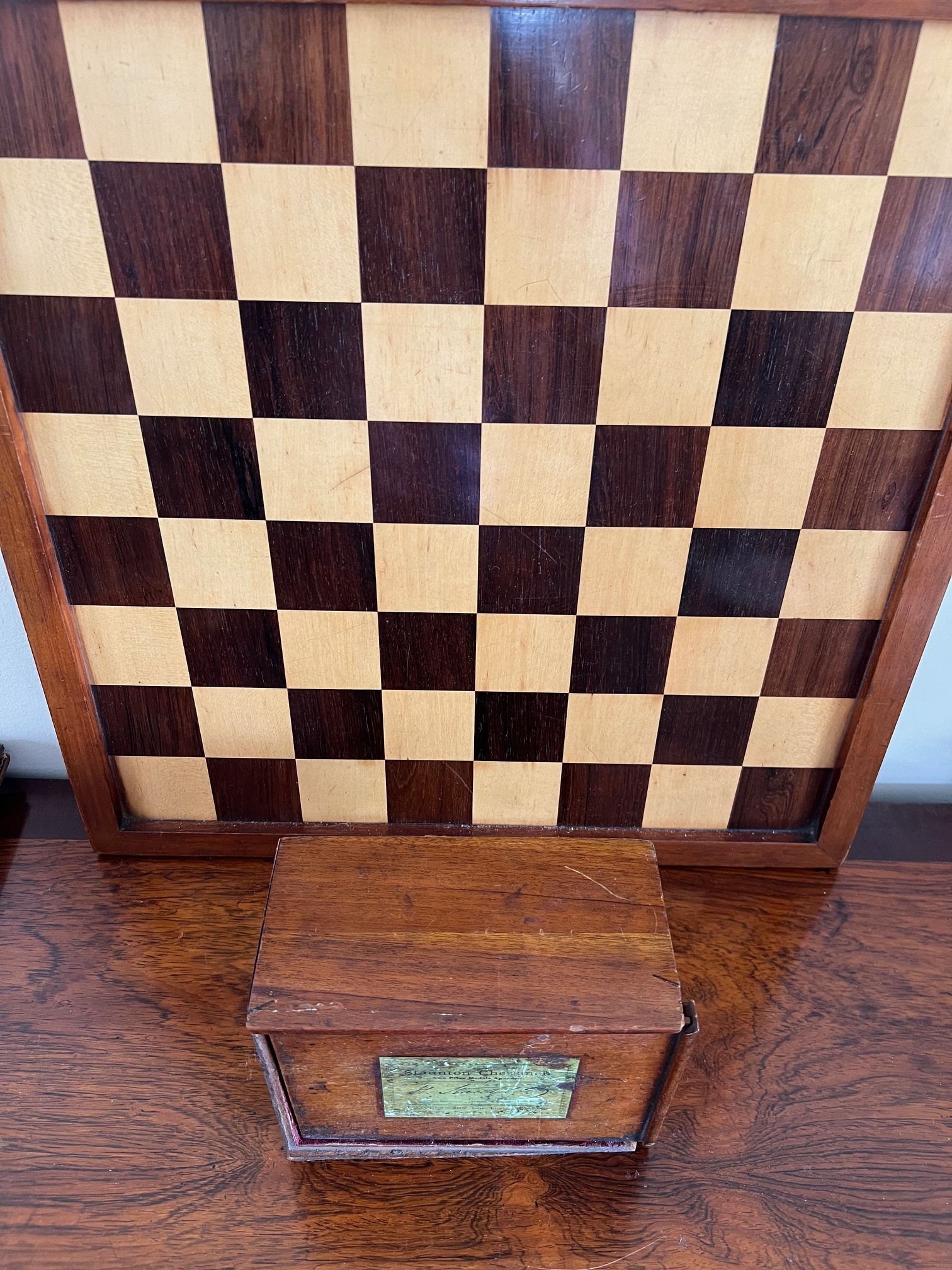 BOX OF STAUNTON CHESS MEN, CHECKED, ALSO WOODEN BOARD TOP OF BLACK BISHOP DETACHED IN POLY BAG - Bild 2 aus 4