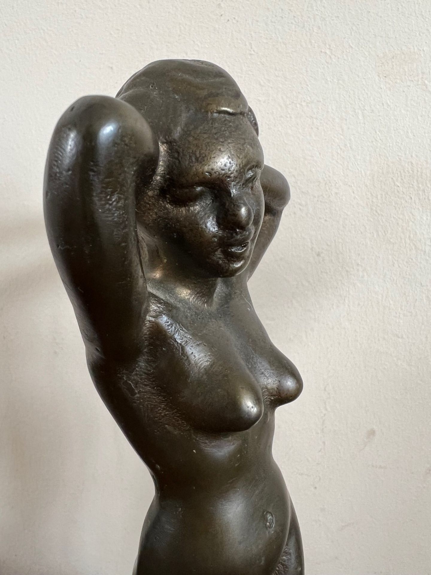 PAIR OF HEAVY SOLID CAST METAL FEMALE FIGURES (NON MAGNETIC), APPROX 25cm HIGH - Image 2 of 4
