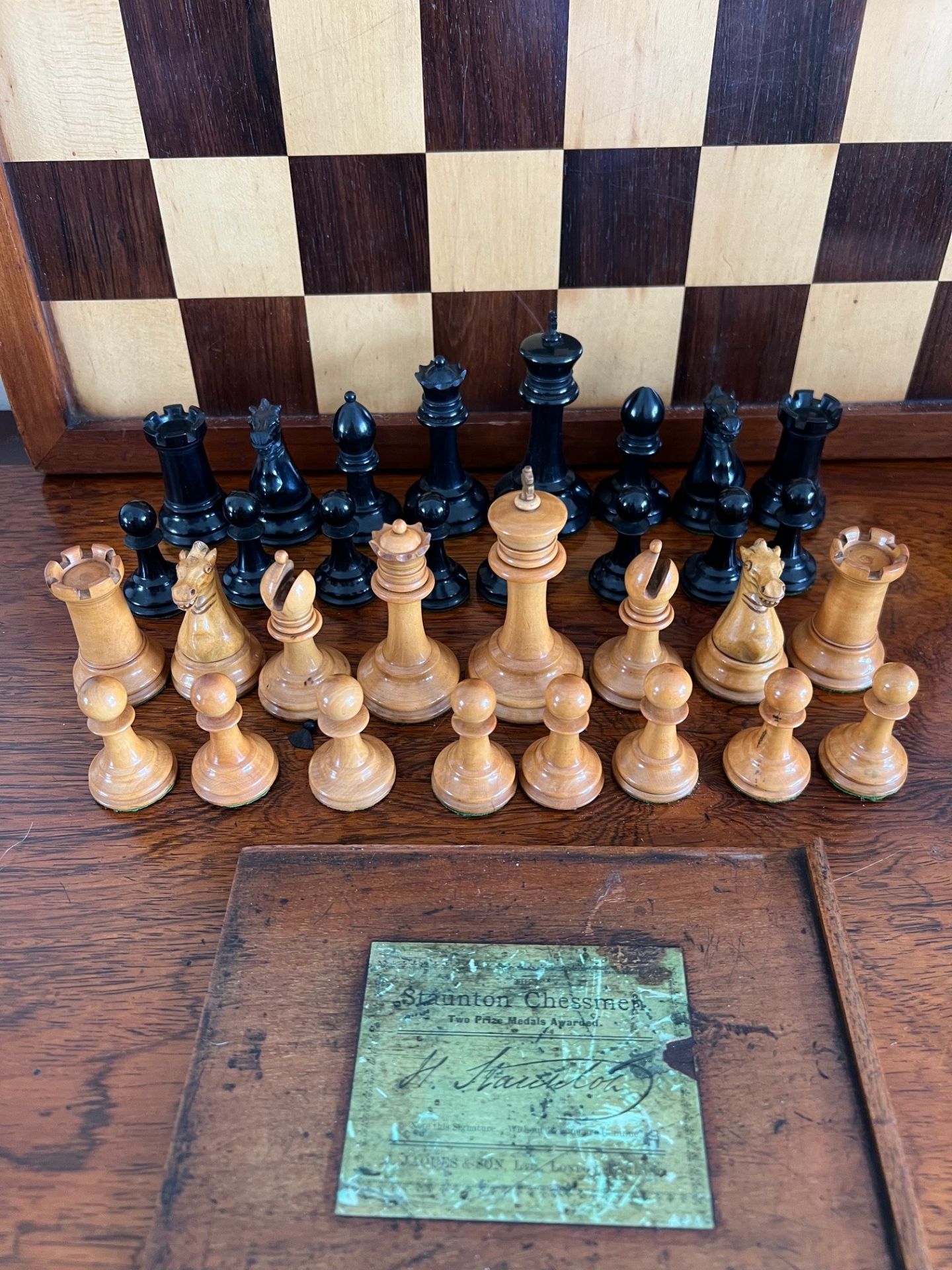 BOX OF STAUNTON CHESS MEN, CHECKED, ALSO WOODEN BOARD TOP OF BLACK BISHOP DETACHED IN POLY BAG