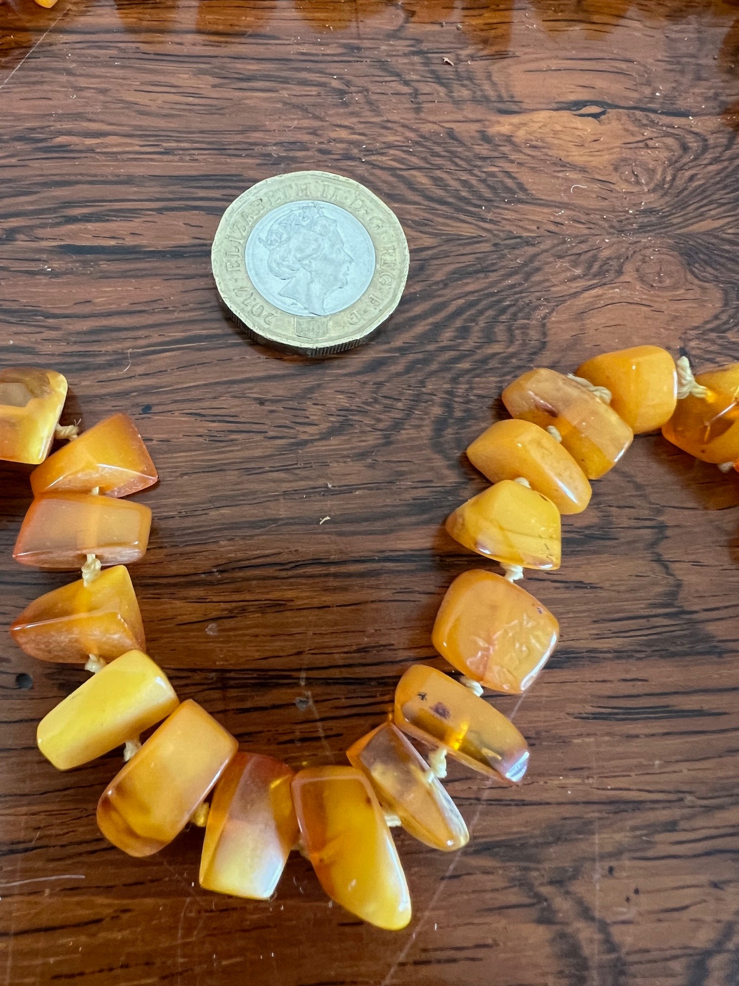 STRING OF OPAQUE AND CLEAR AMBER PIECES TO FORM A NECKLACE, INDIVIDUAL KNOTTED, APPROX 39cm - Image 3 of 6