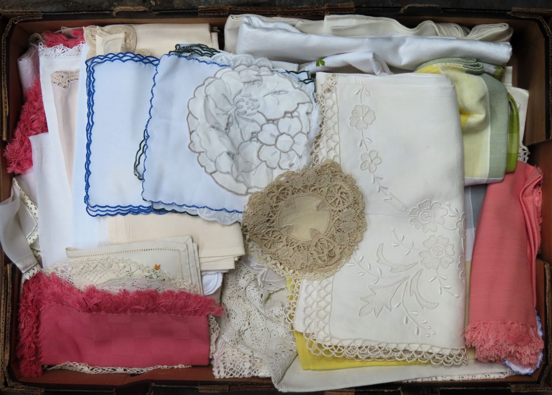 Box containing large quantity of various linens etc Used condition, unchecked