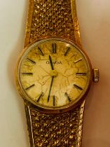 9ct GOLD OMEGA WATCH IN WORKING ORDER, APPROX 17.5cm FROM CLASP AND 17.5cm FROM LOCK, TOTAL WEIGHT
