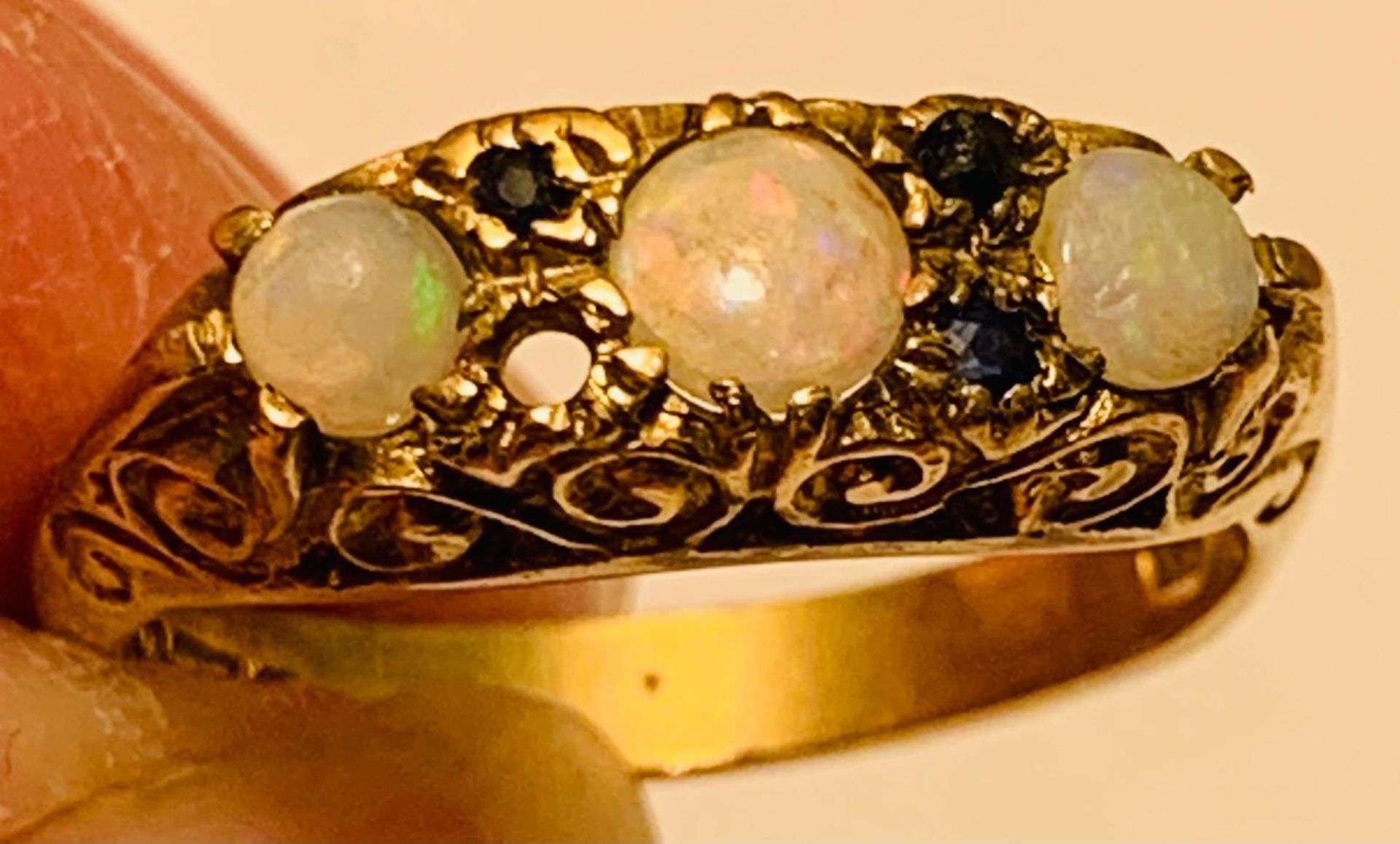 9ct GOLD RING SET WITH ONE WHITE OPAL APPROX 0.5ct AND EIGHT SMALL SAPPHIRES, SIZE P, WEIGHT - Image 5 of 24