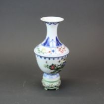 Chinese hand enameled porcelain vase with integral rotating base, H. 23cm.