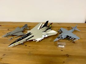 Four diecast models of jet aircraft. Largest is 40cm. Together with a plastic model L. 40cm Some