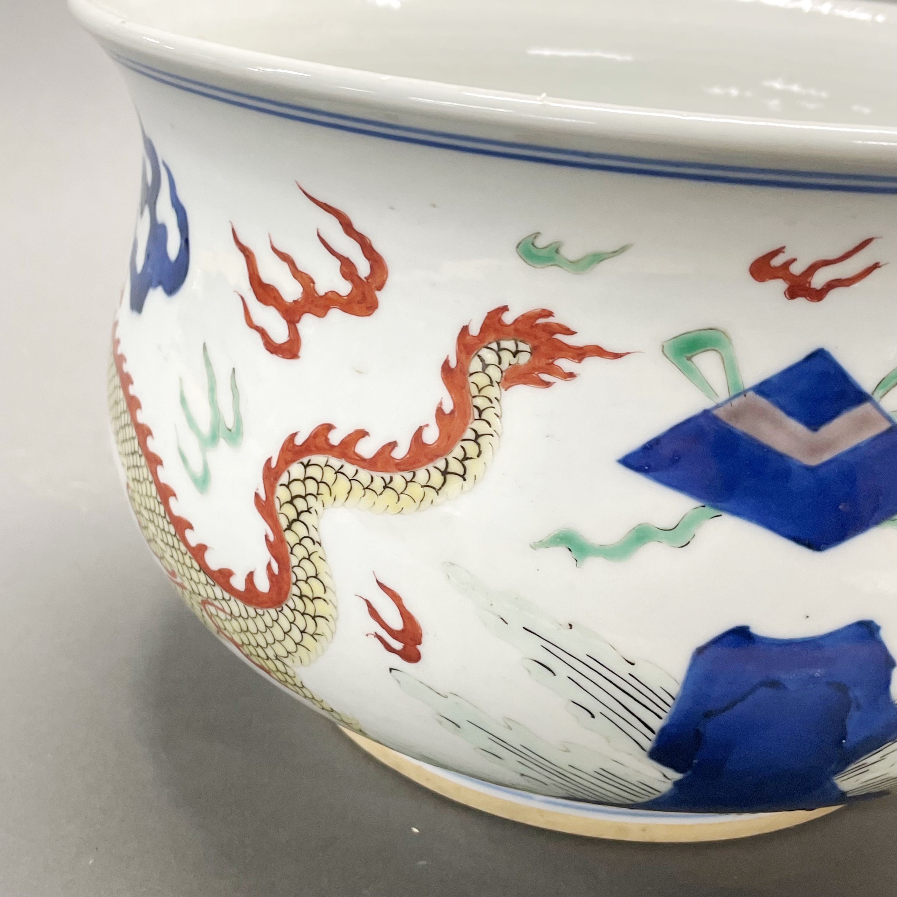 An early to mid 20th C Chinese hand painted porcelain bowl decorated with dragons, Dia. 25cm. - Image 4 of 7