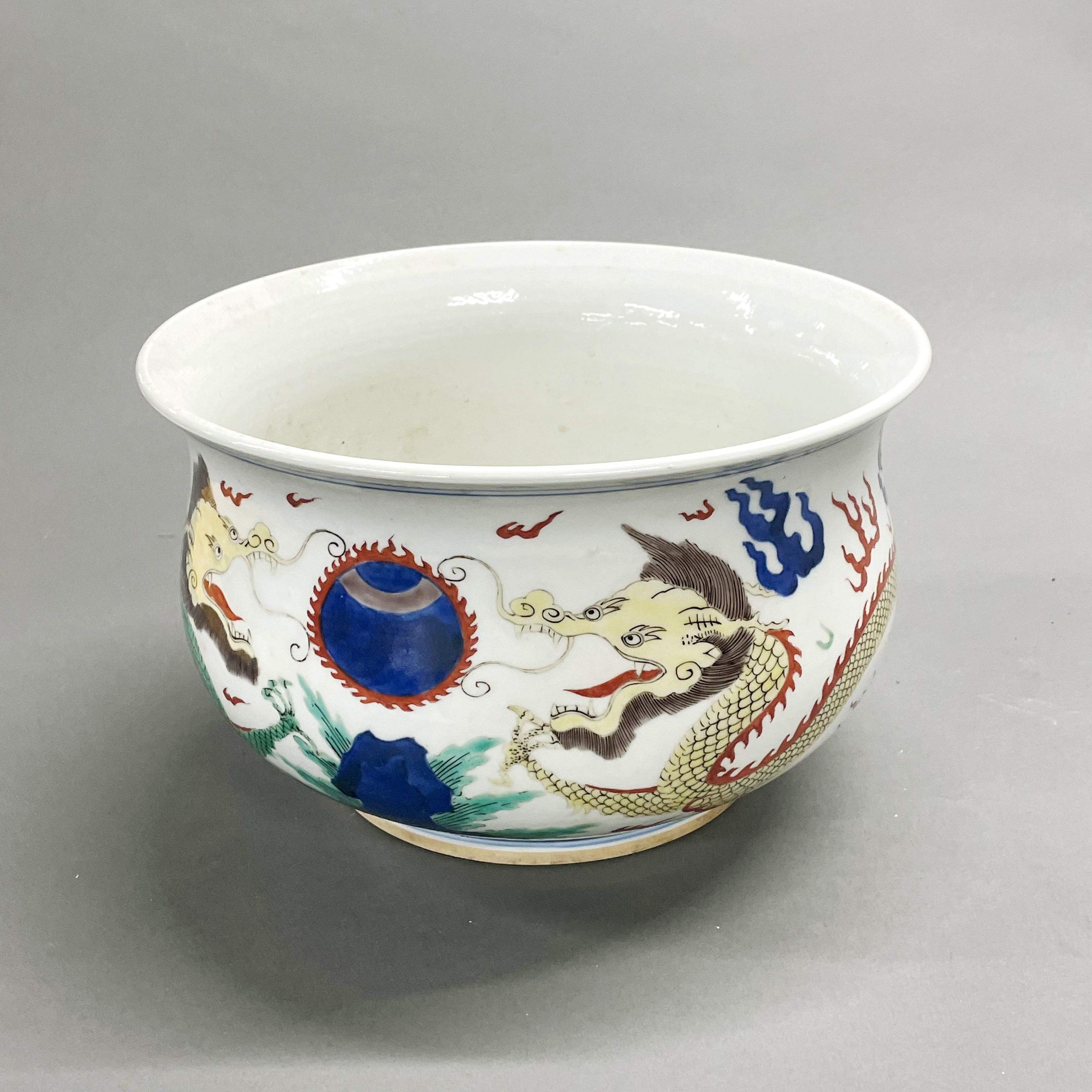 An early to mid 20th C Chinese hand painted porcelain bowl decorated with dragons, Dia. 25cm. - Image 2 of 7