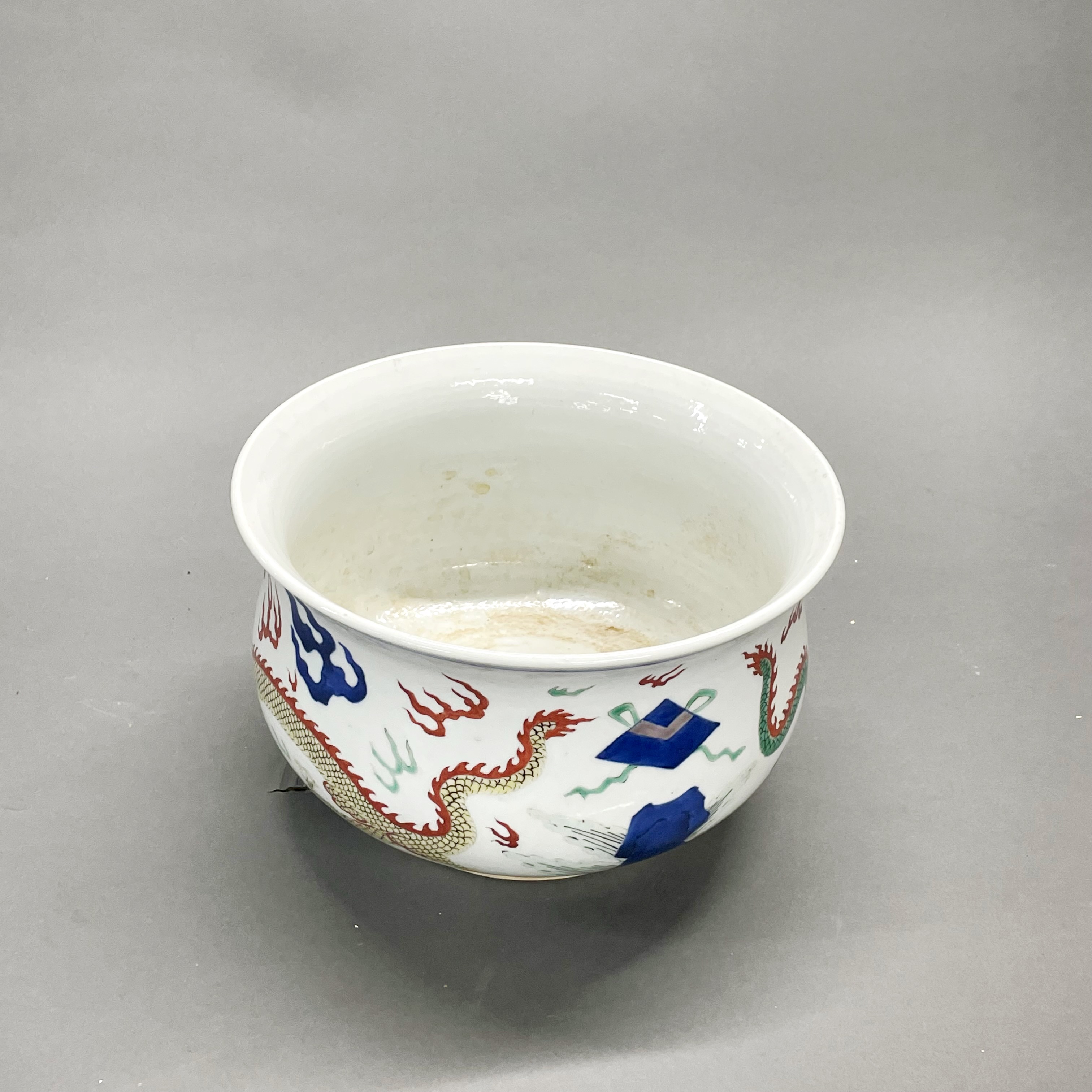 An early to mid 20th C Chinese hand painted porcelain bowl decorated with dragons, Dia. 25cm. - Image 3 of 7