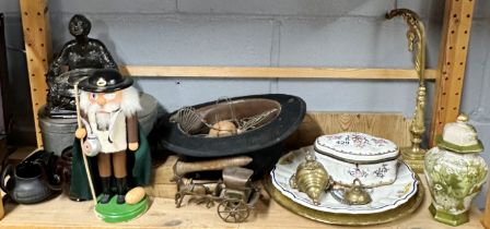 A quantity of mixed interesting items.