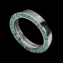 A 925 silver full eternity ring set with emeralds, (N.5).