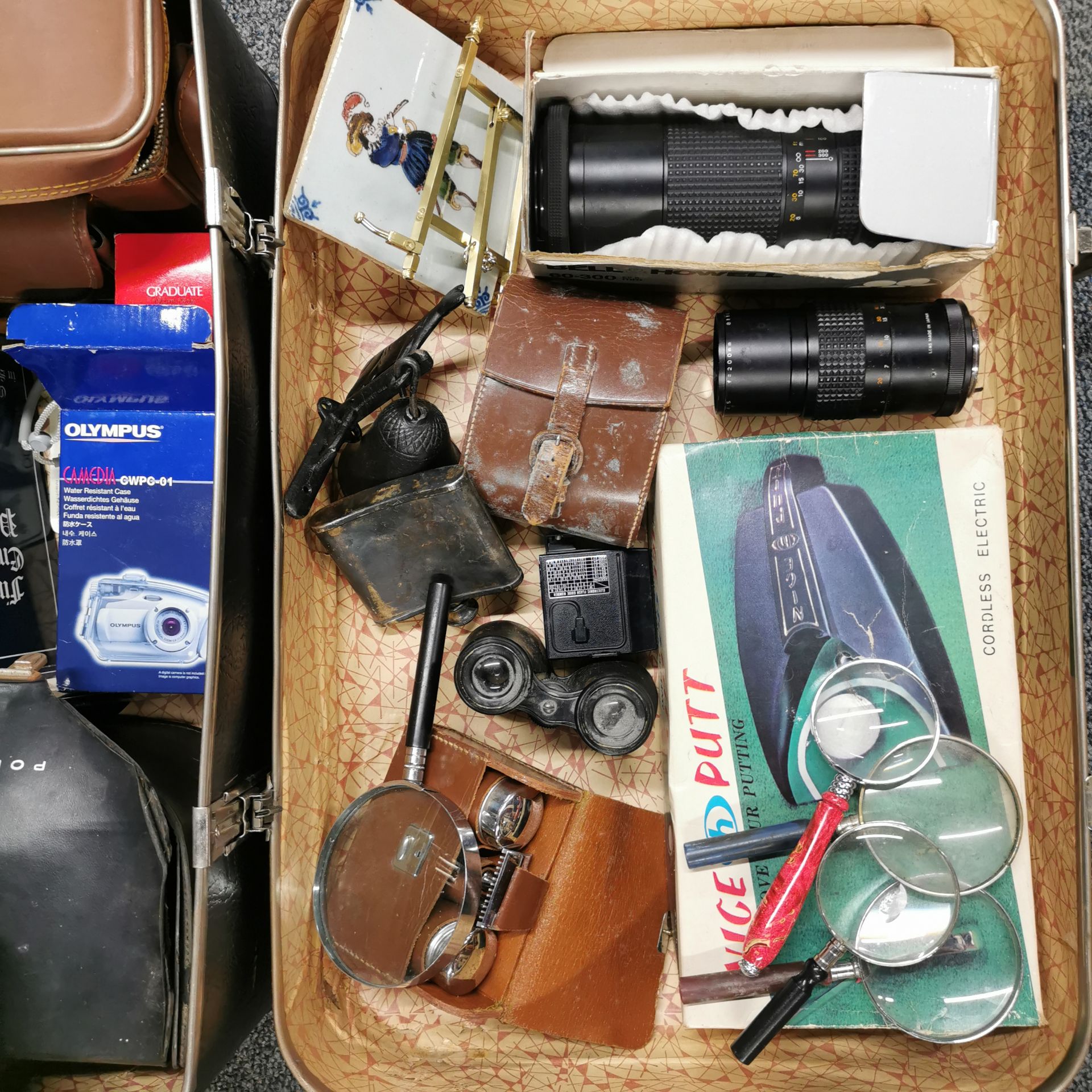 A vintage case of cameras, lenses, etc. - Image 3 of 4