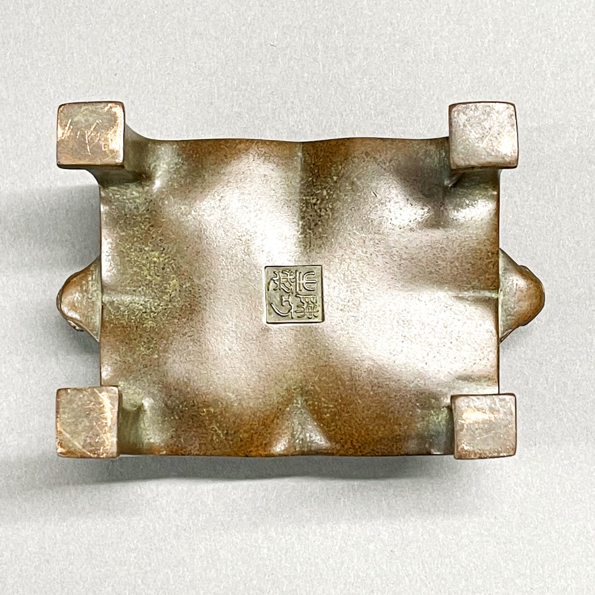 A lovely Chinese cast bronze censer, H. 10.5cm, W. 15cm. - Image 3 of 4
