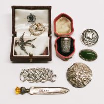 A small group of mixed silver items and other items including a thimble.