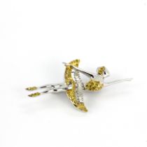 A 925 silver brooch depicting a ballet dancer set with yellow and white diamonds, L. 4.7cm.