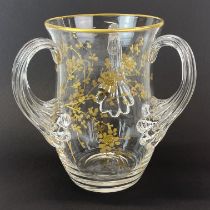 A fine hand gilded three handled crystal vase, H. 18cm. Together with further fine hand gilded