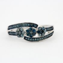 A 925 silver ring set with fancy blue diamonds and diamonds, (S.5).