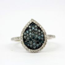 A 925 silver ring set with fancy blue diamonds and diamonds, approx. 1ct overall, (u).