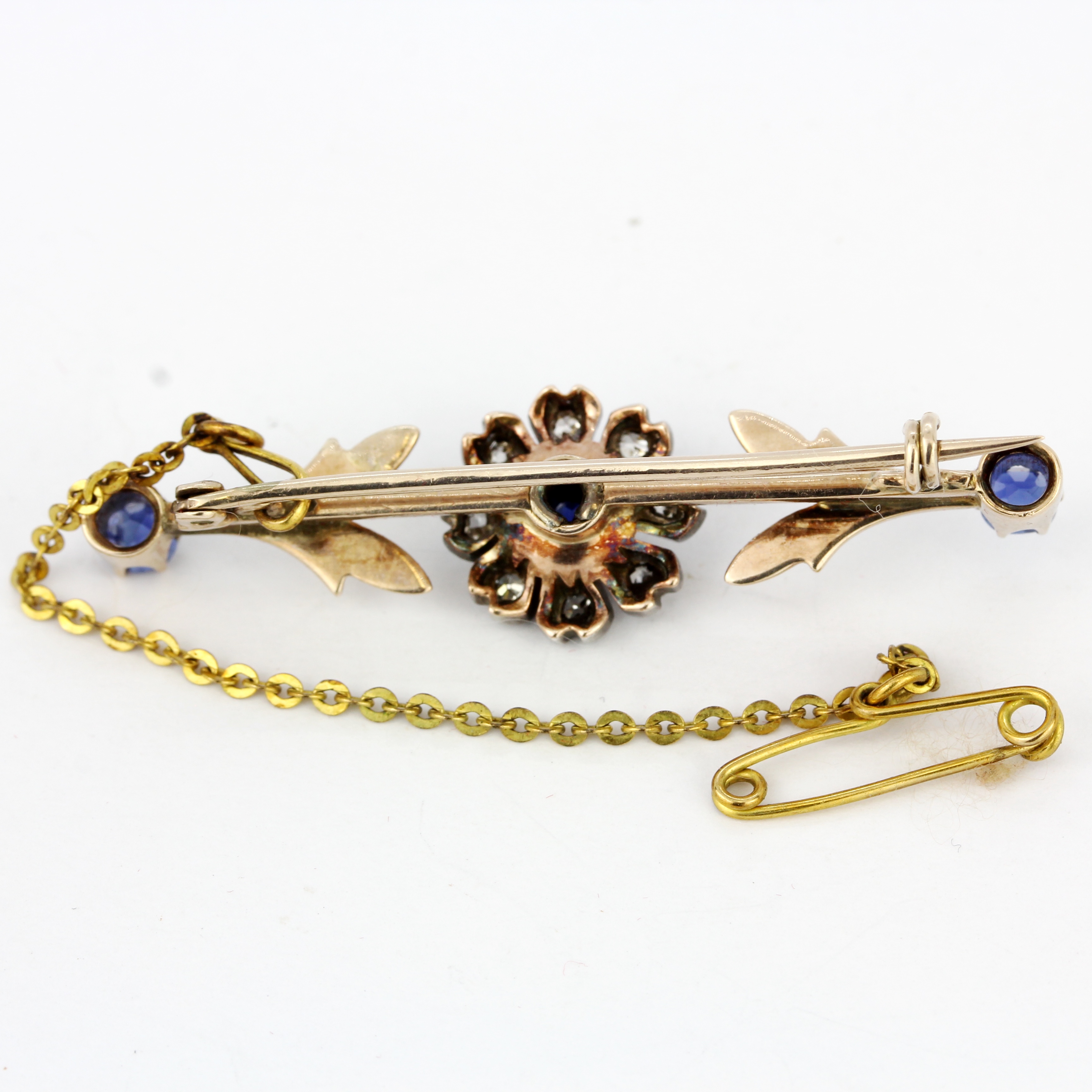 A rose metal (tested minimum 9ct gold) brooch set with sapphires and diamonds, L. 4.5cm. - Image 3 of 4