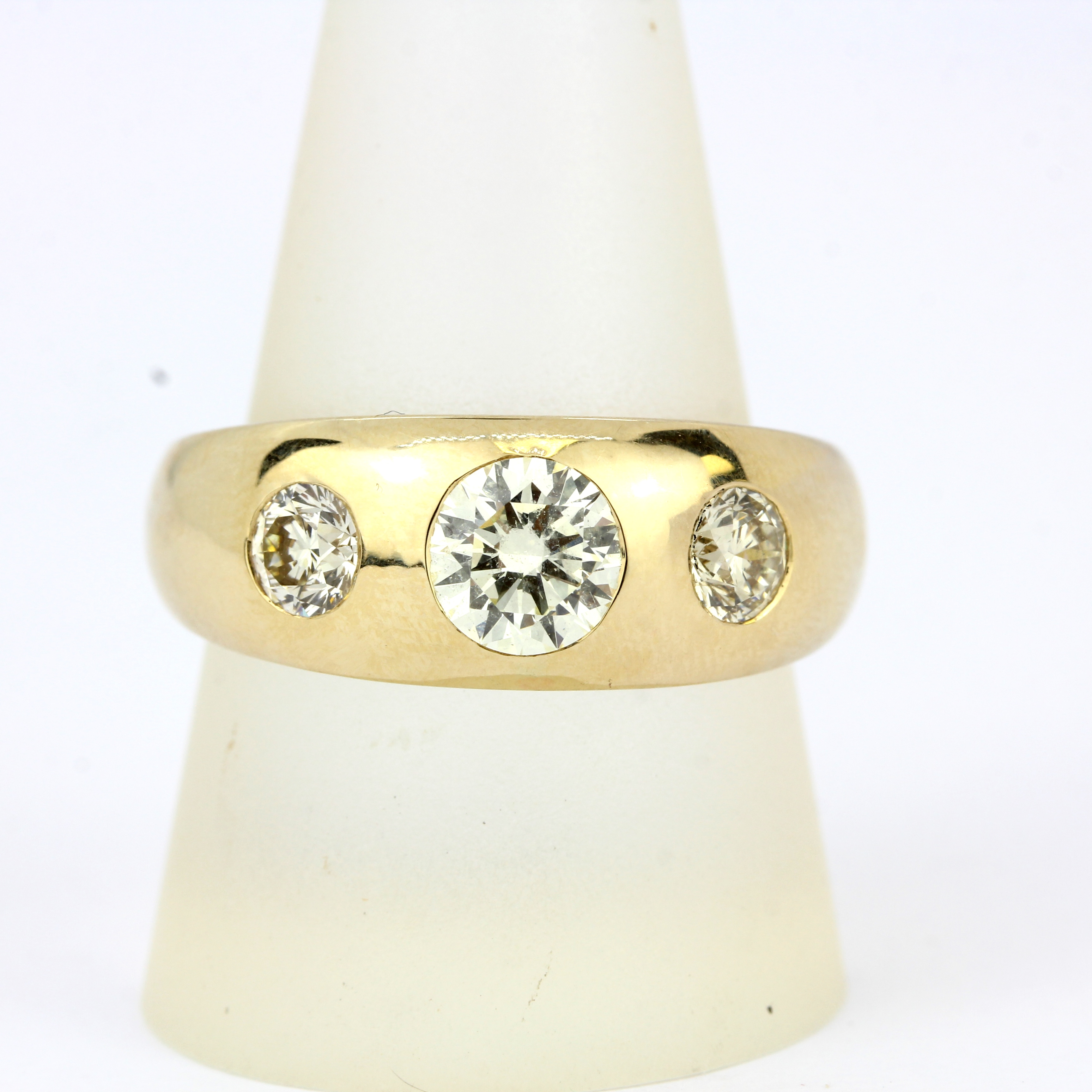 A 9ct yellow gold (stamped 9K) ring set with three brilliant cut fancy yellow diamonds, approx. 1. - Image 4 of 4