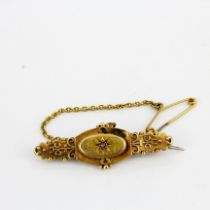 An Edwardian 15ct yellow gold diamond set brooch, L. 4cm.