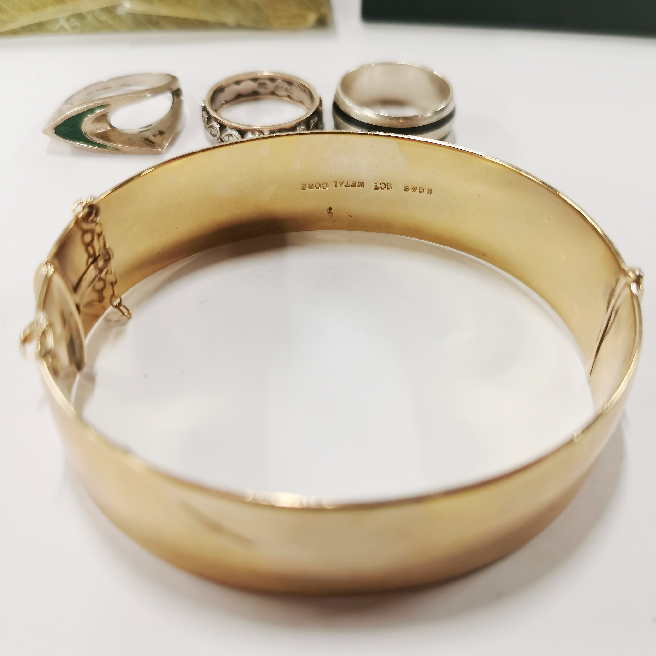 A 9ct gold metal core bangle together with three silver rings and a powder compact. - Image 3 of 3