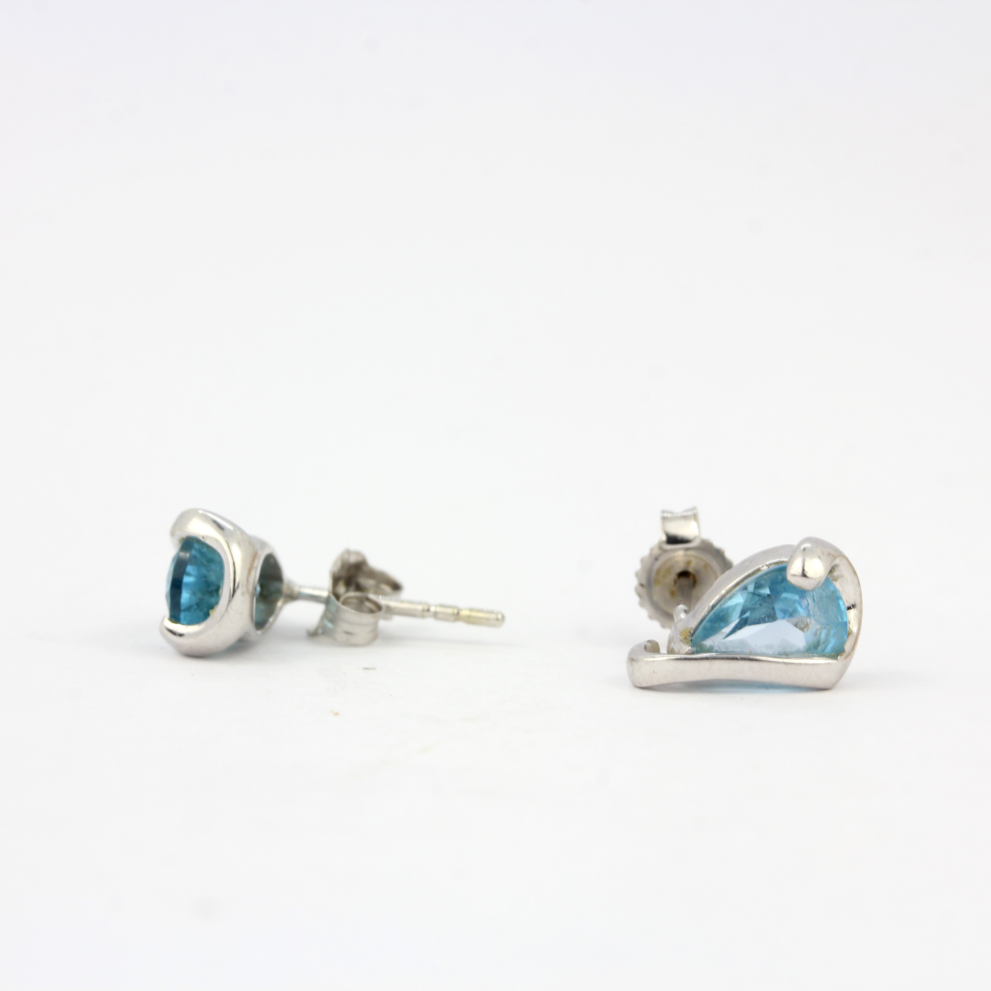 A pair of 925 silver earrings set with pear cut blue topaz, L. 1cm. - Image 2 of 3