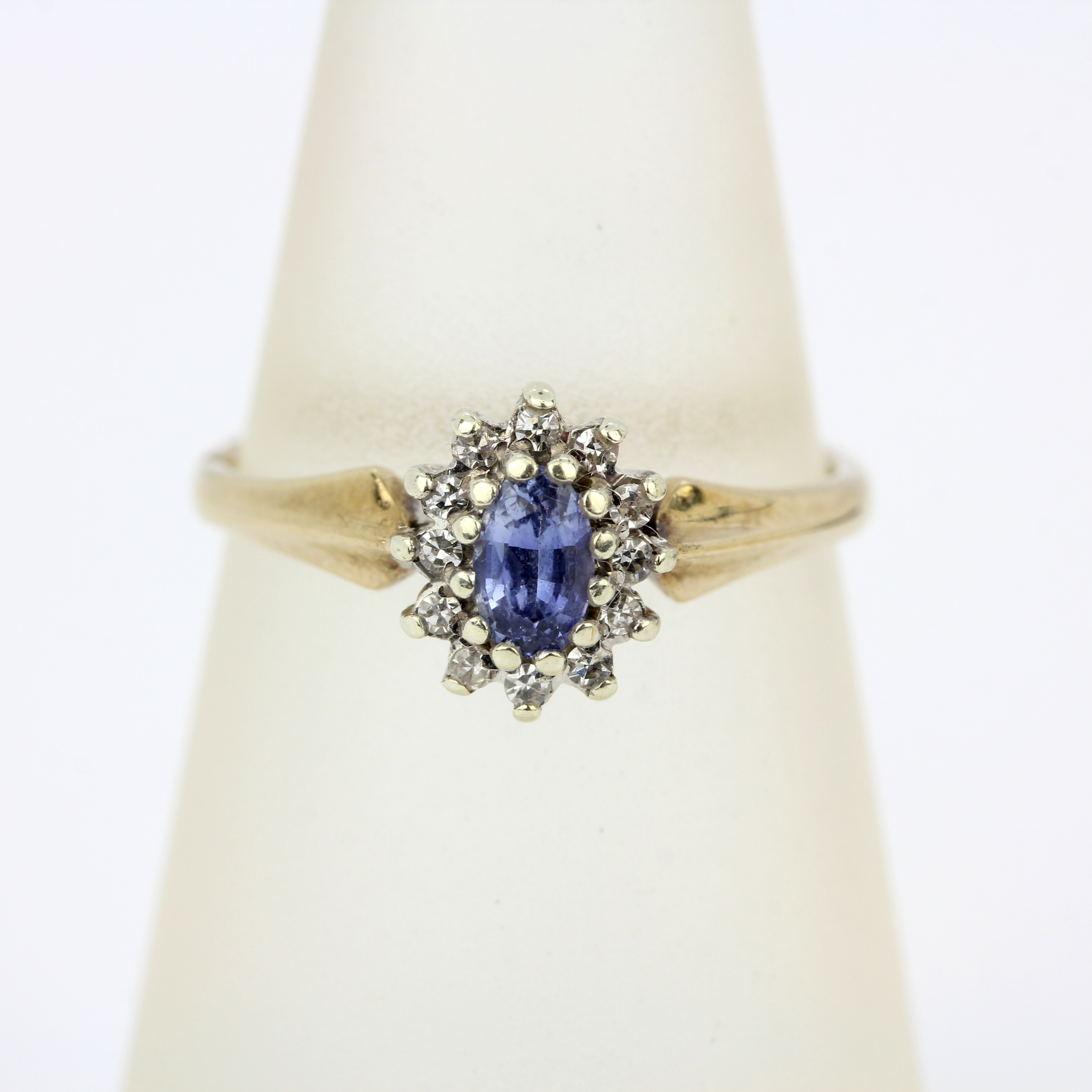 A 9ct yellow gold sapphire an diamond set cluster ring, (L.5). - Image 3 of 3