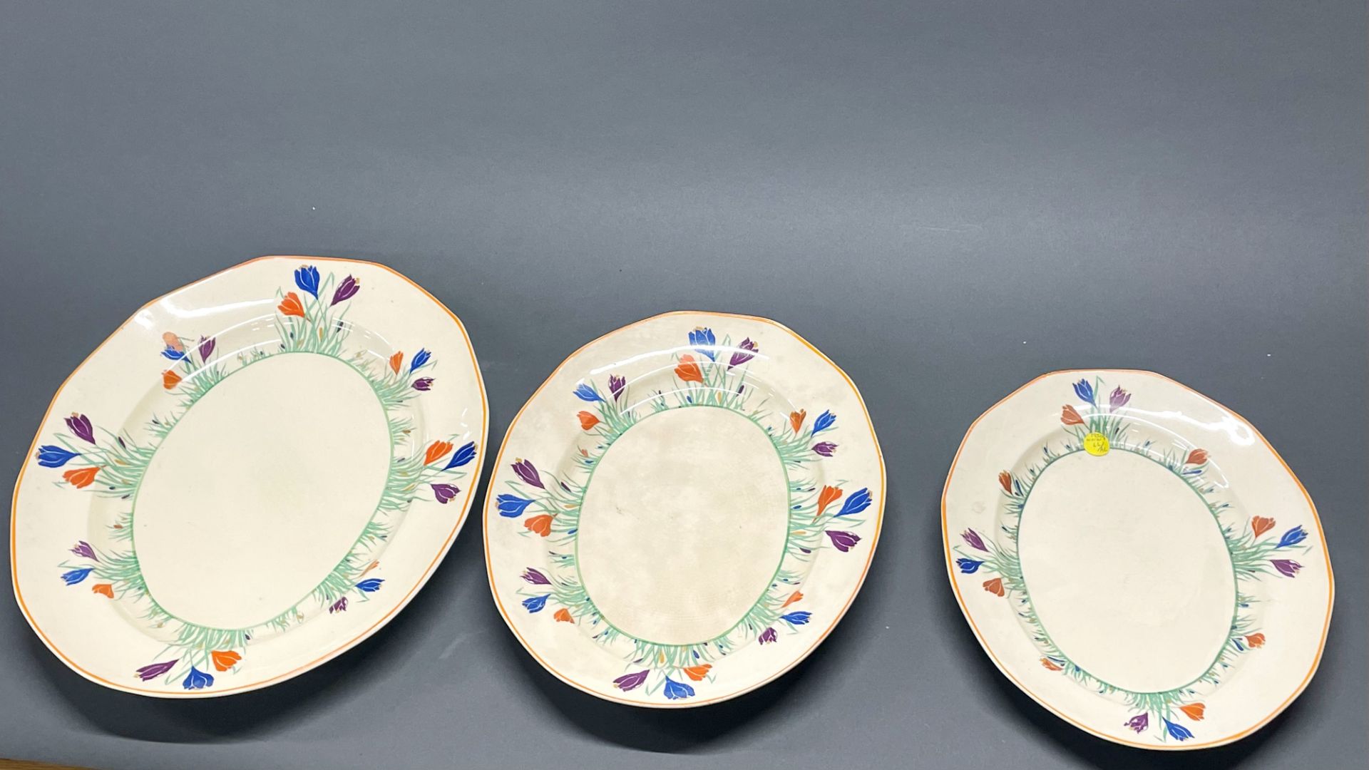 A set of three Staffordshire pottery Tudor ware serving plates (Clarice Cliff style), largest dia. - Image 7 of 8